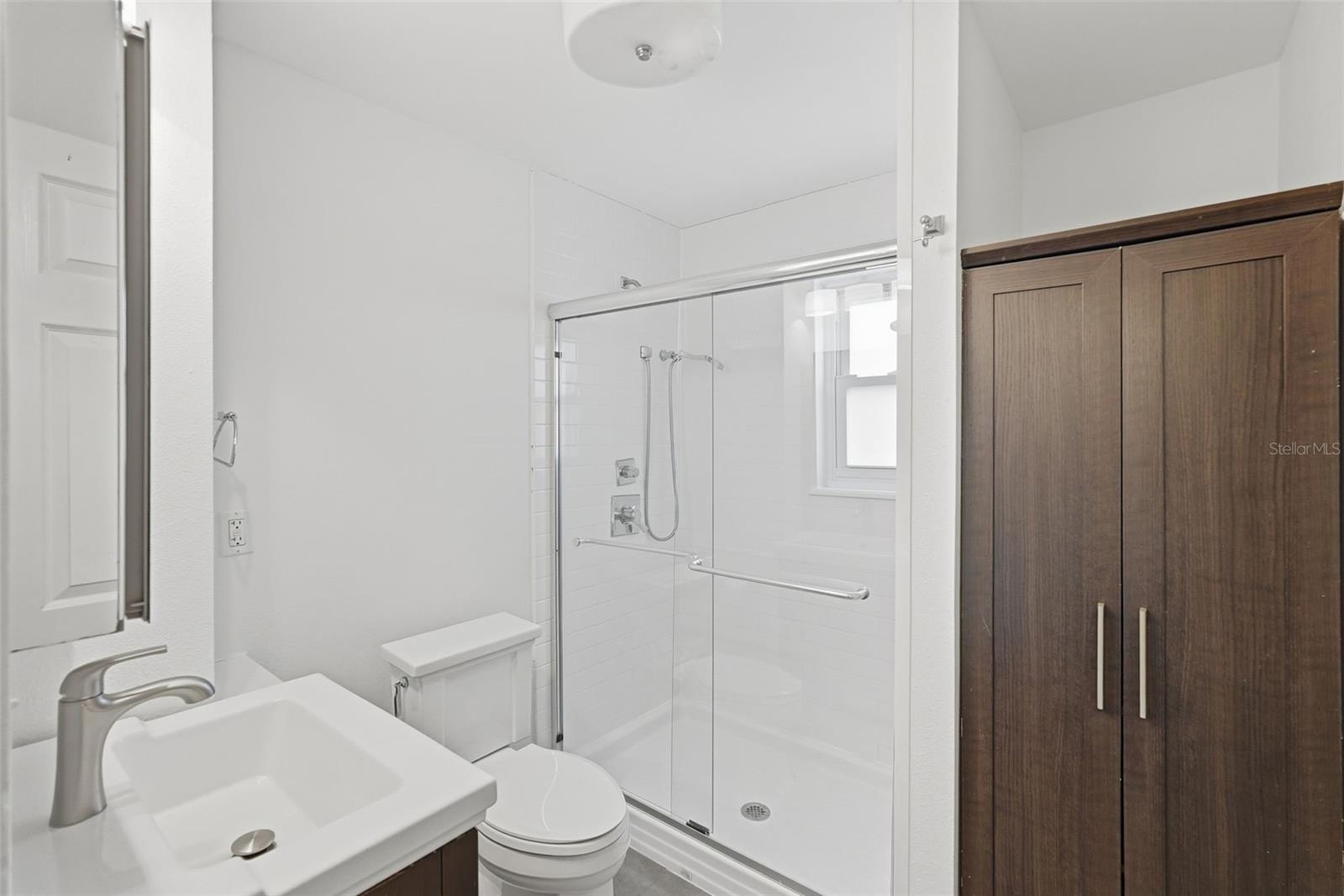 Image 17 of 27 For 2059 Burlington Avenue N