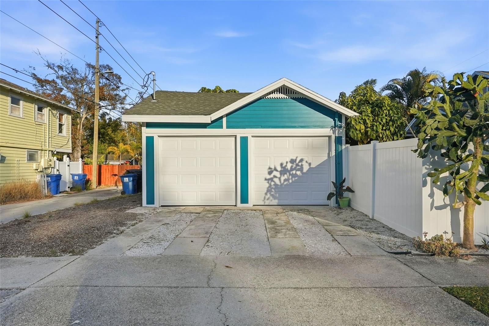 Image 20 of 27 For 2059 Burlington Avenue N