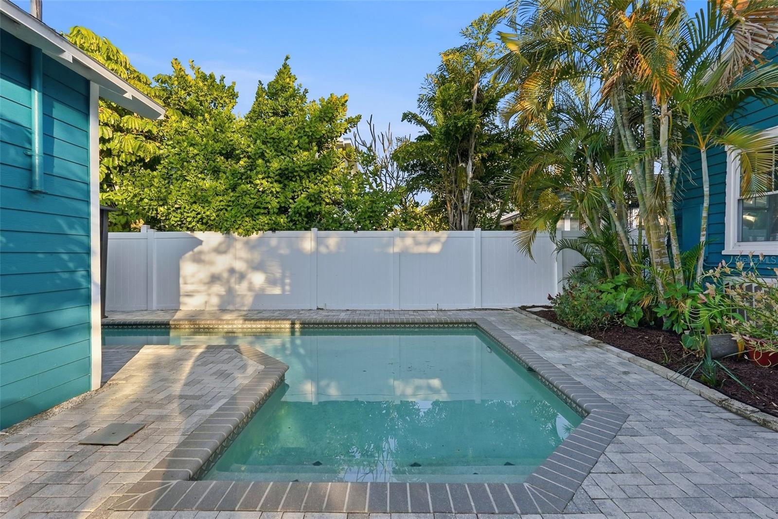 Image 23 of 27 For 2059 Burlington Avenue N