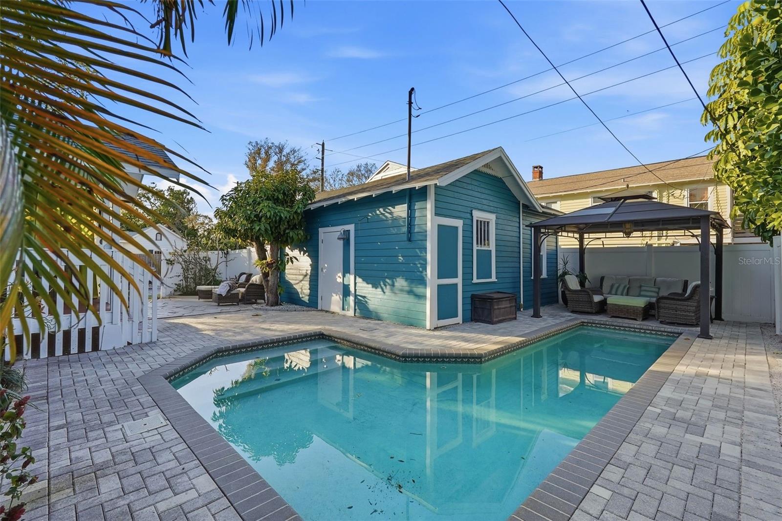 Image 24 of 27 For 2059 Burlington Avenue N