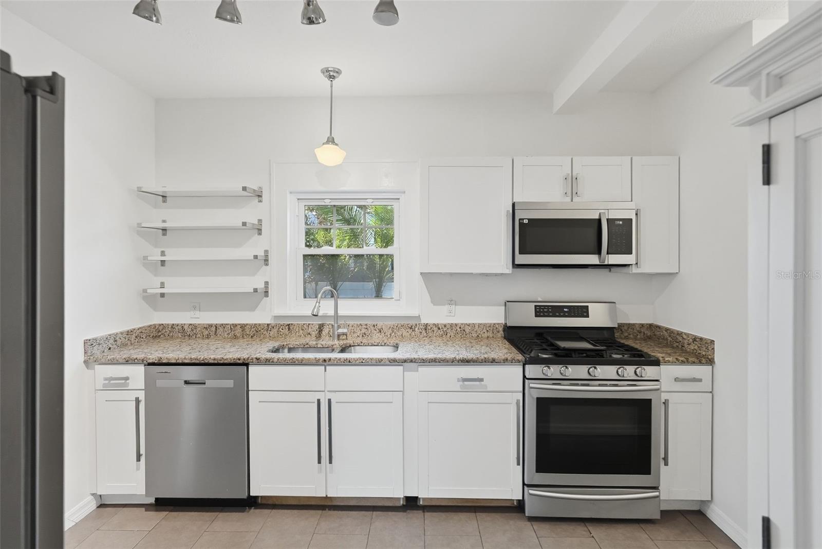 Image 7 of 27 For 2059 Burlington Avenue N