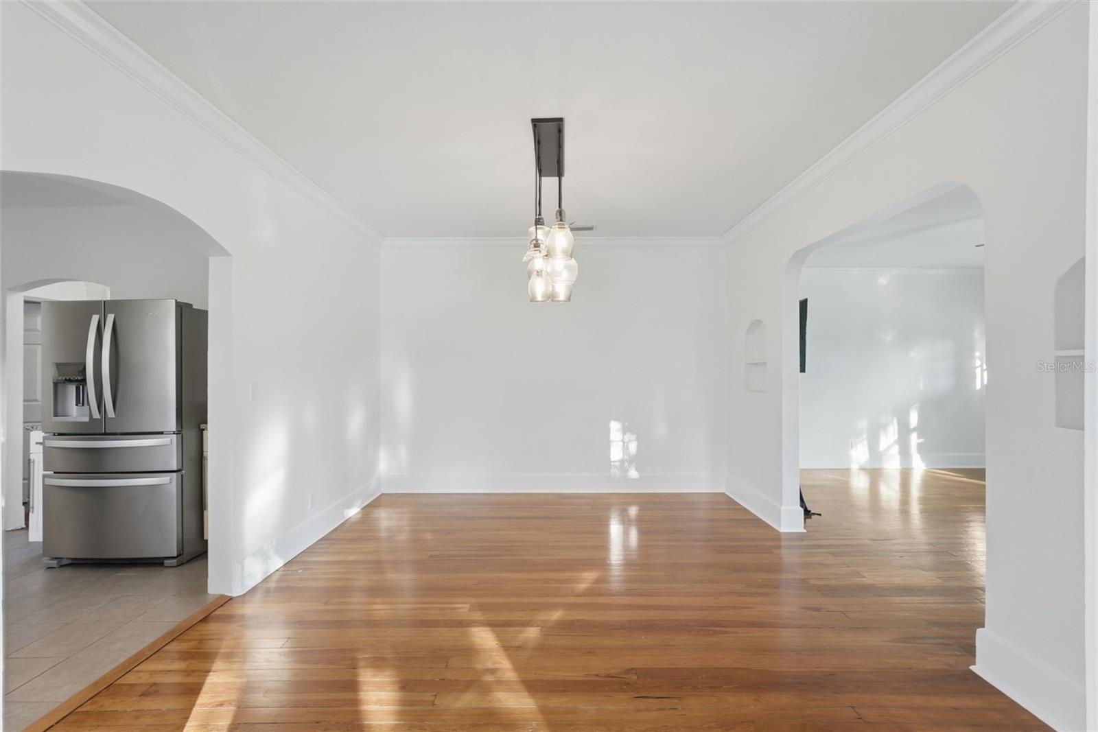 Image 9 of 27 For 2059 Burlington Avenue N