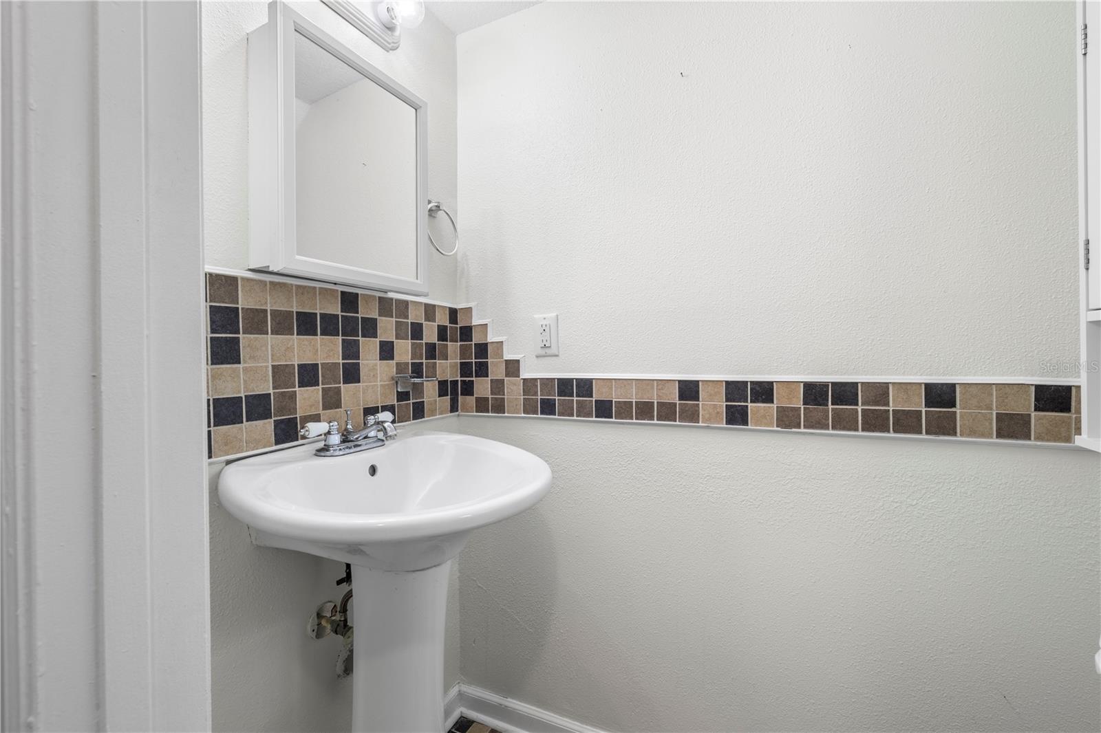 Image 13 of 36 For 125 Pompano Drive Se