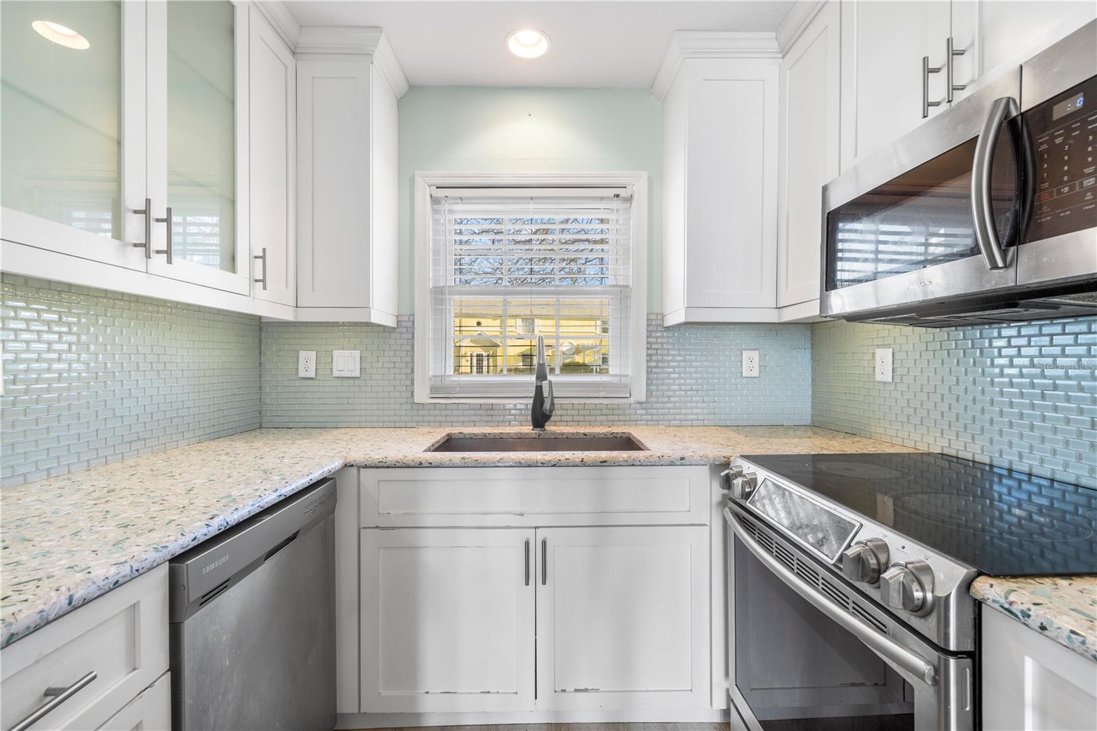 Image 9 of 36 For 125 Pompano Drive Se