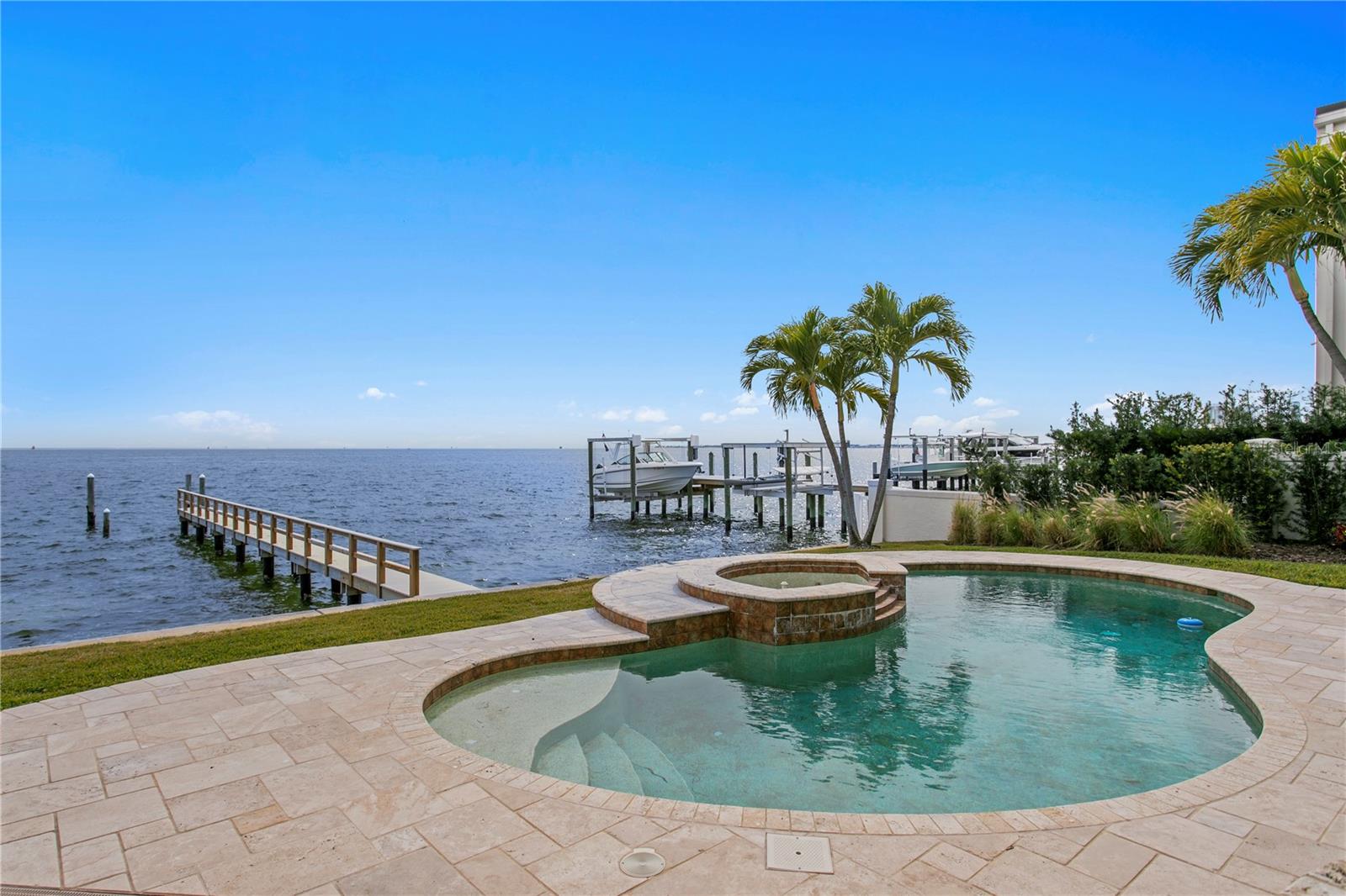 Listing photo id 5 for 1737 Brightwaters Boulevard Ne