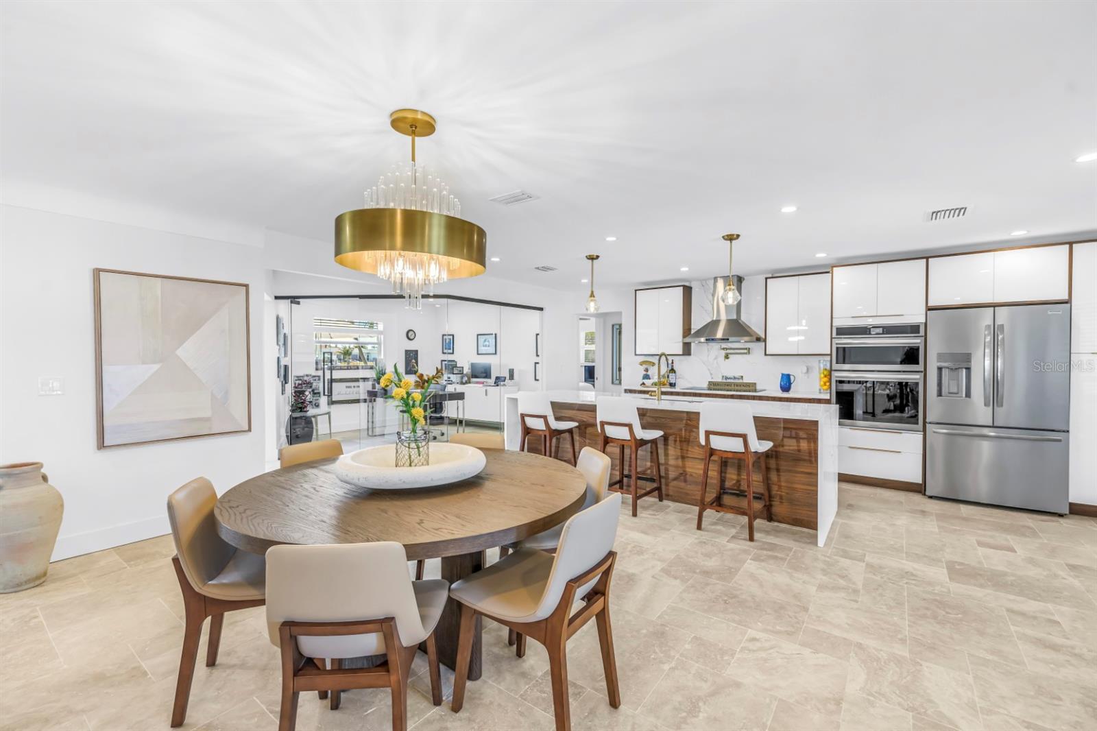 Listing photo id 8 for 795 Capri Boulevard