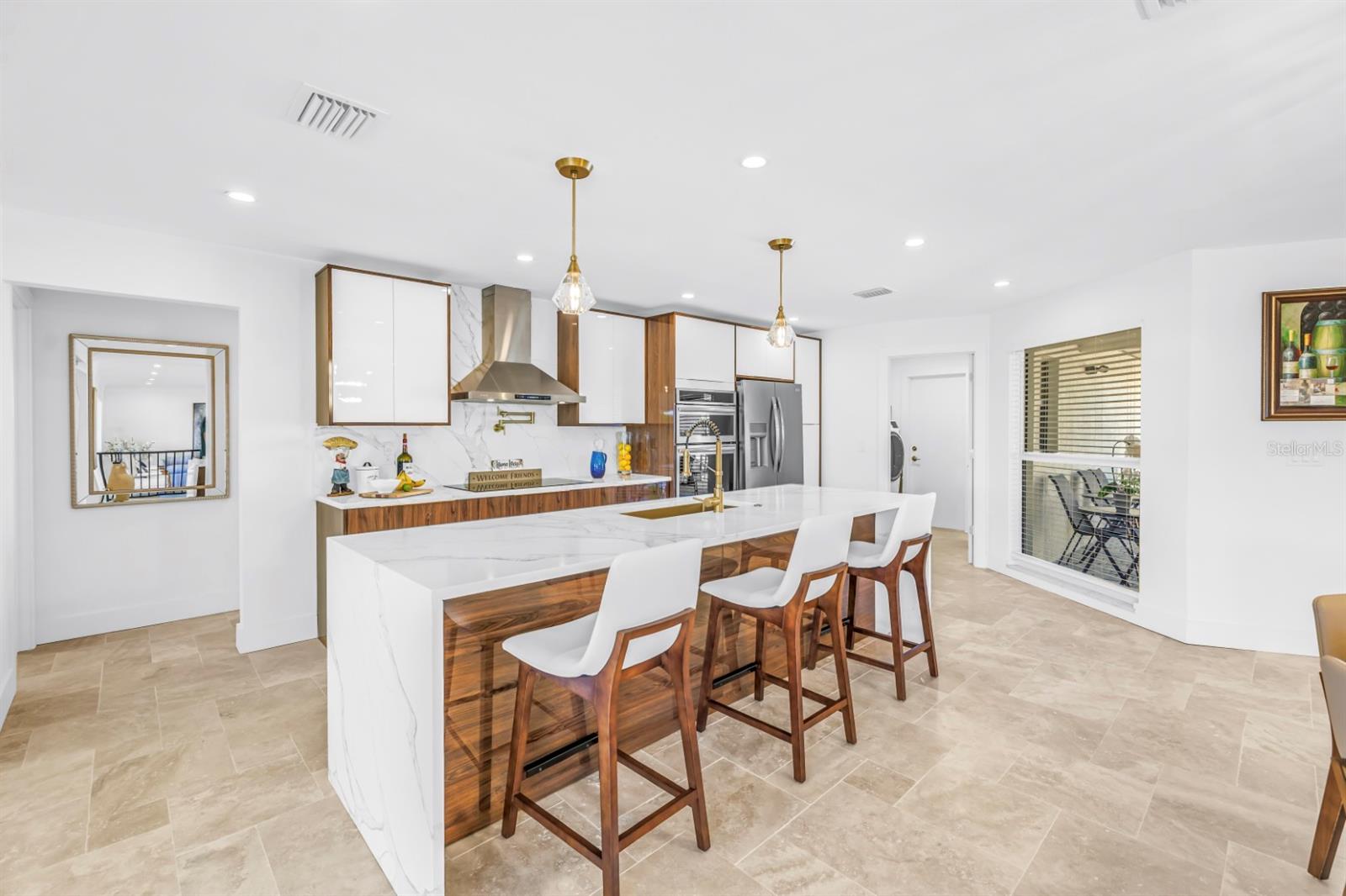 Listing photo id 12 for 795 Capri Boulevard