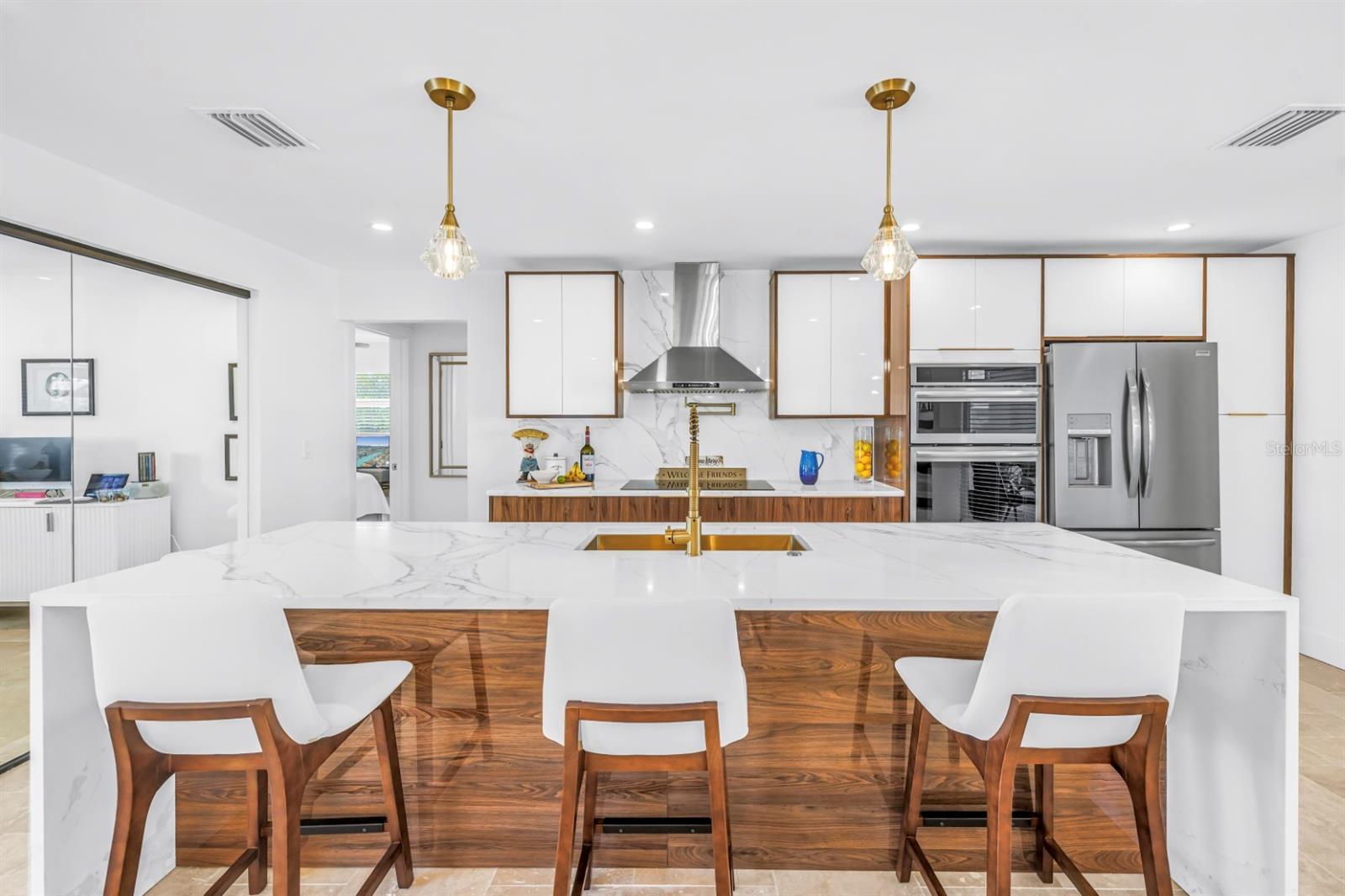 Listing photo id 13 for 795 Capri Boulevard