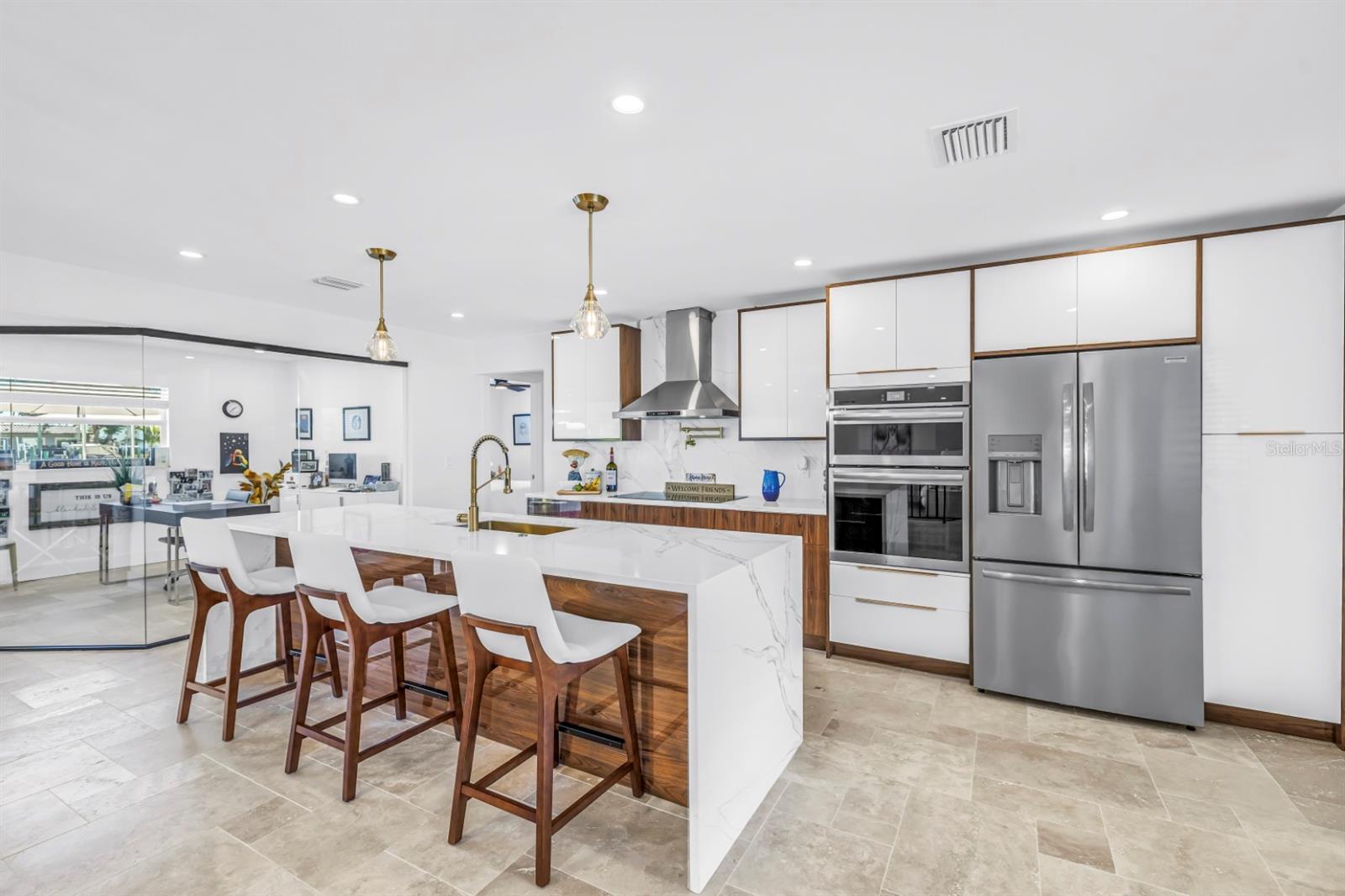 Listing photo id 14 for 795 Capri Boulevard