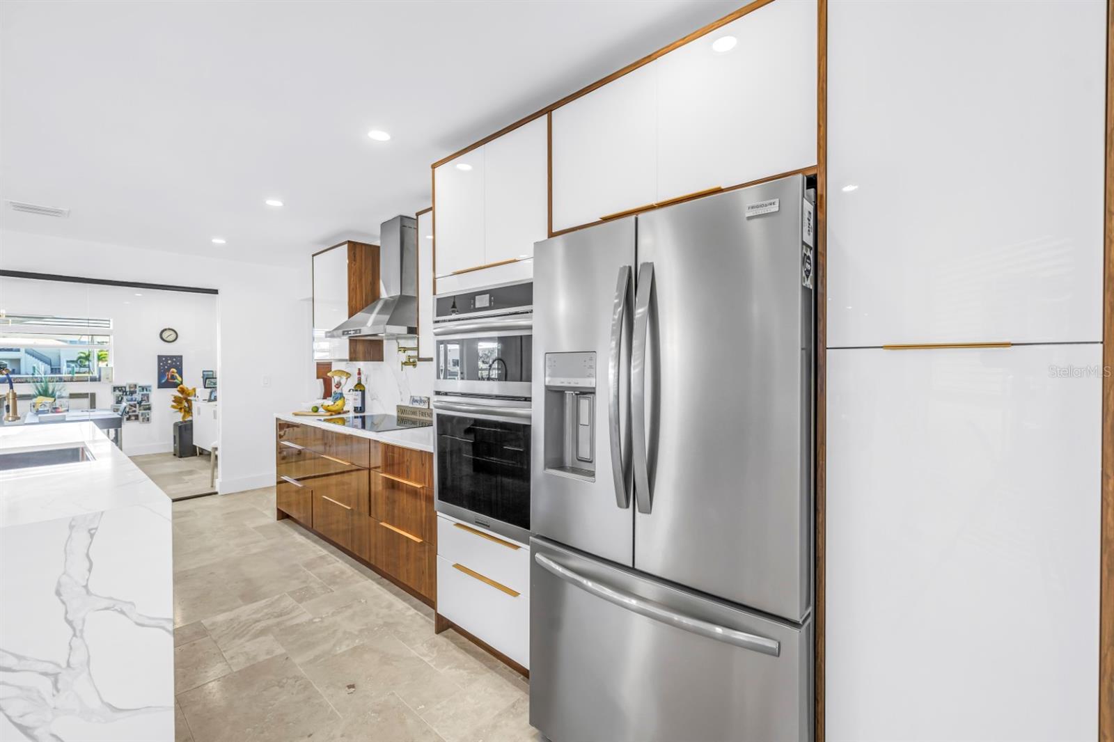 Listing photo id 15 for 795 Capri Boulevard