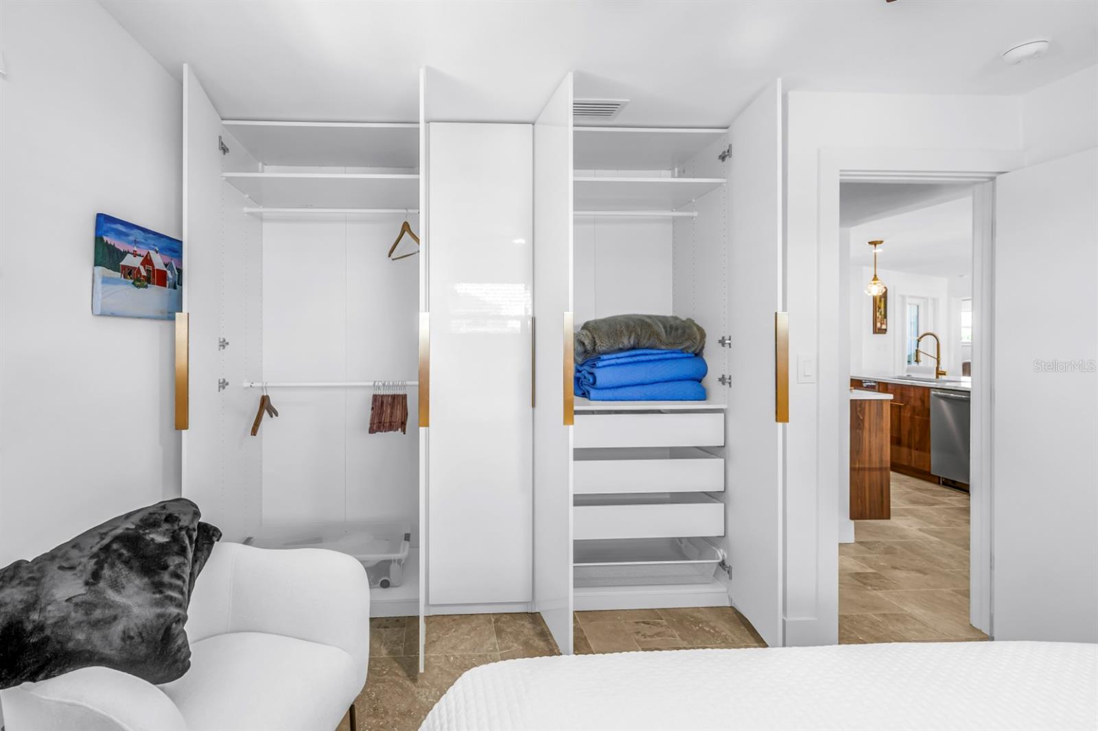 Listing photo id 35 for 795 Capri Boulevard