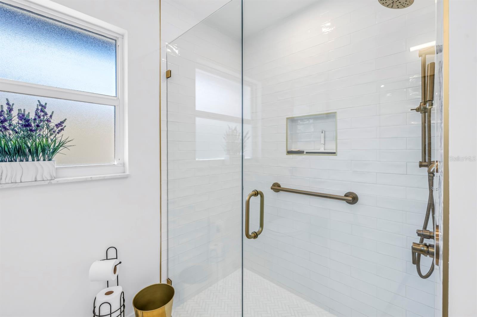 Listing photo id 37 for 795 Capri Boulevard