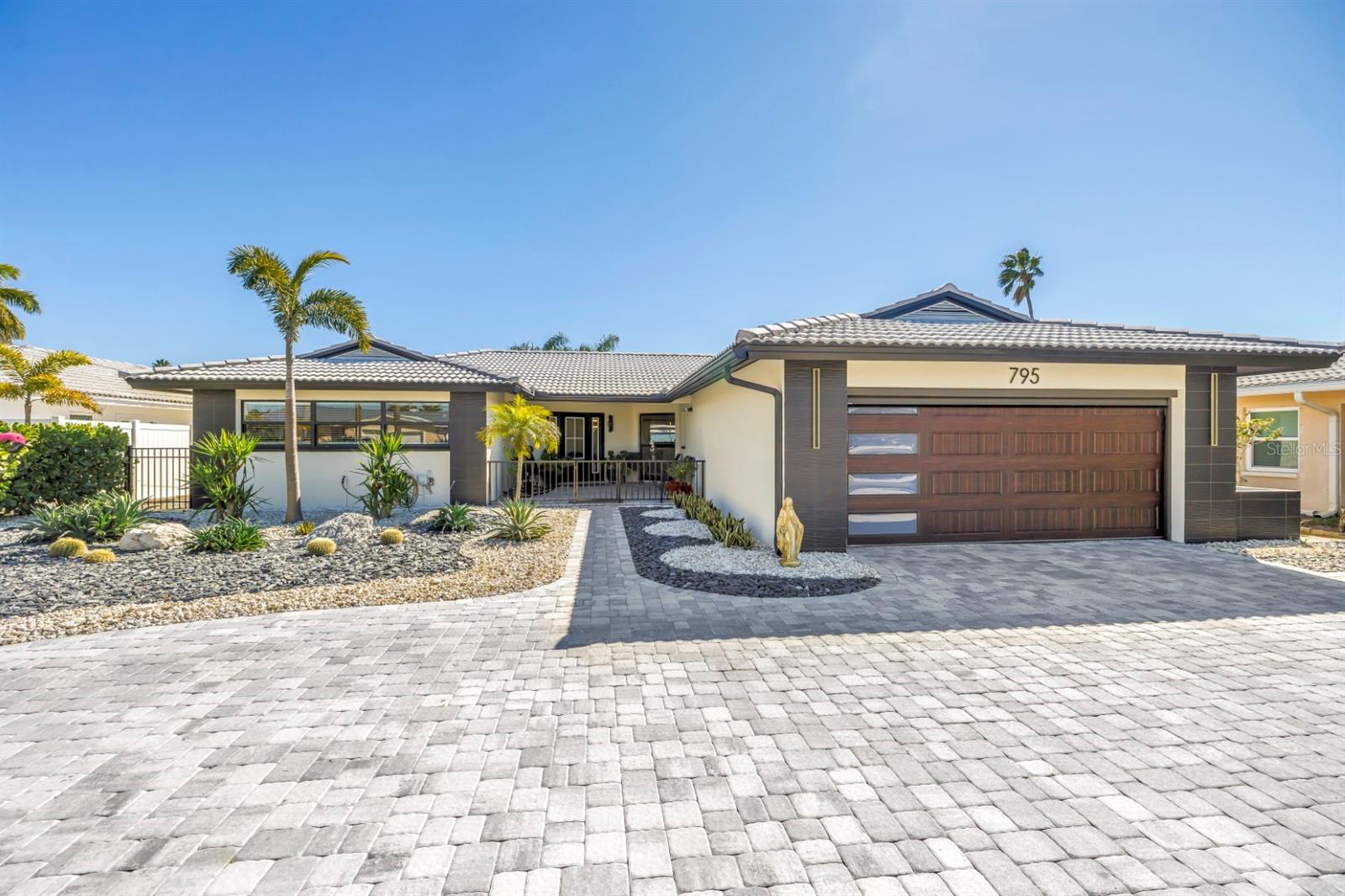 Listing photo id 2 for 795 Capri Boulevard