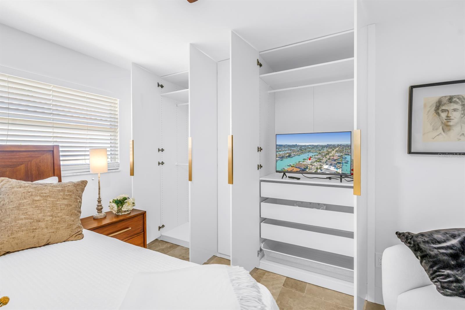 Listing photo id 40 for 795 Capri Boulevard