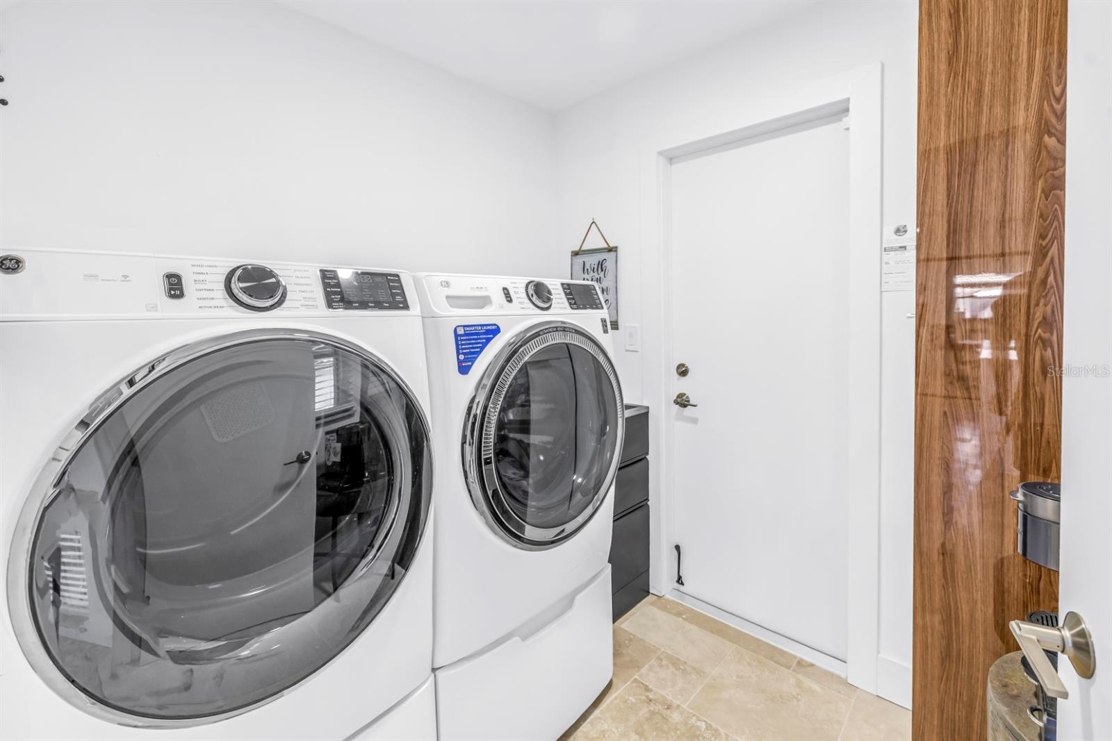 Listing photo id 47 for 795 Capri Boulevard