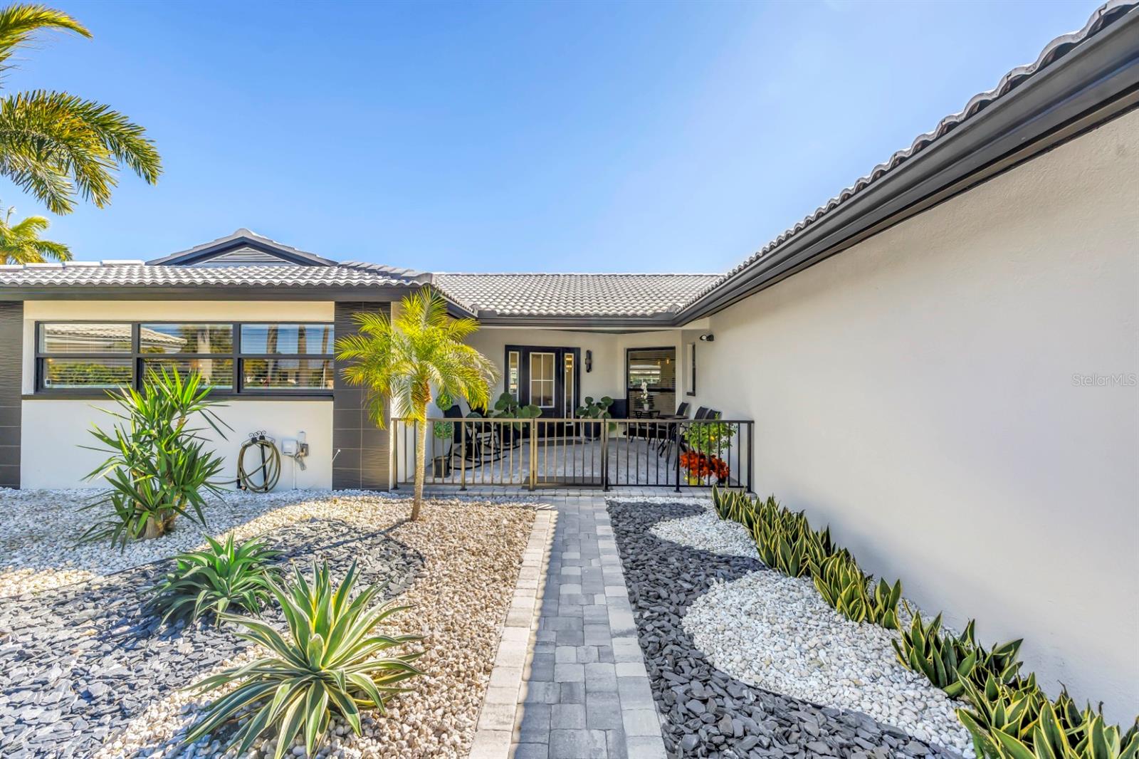 Listing photo id 3 for 795 Capri Boulevard