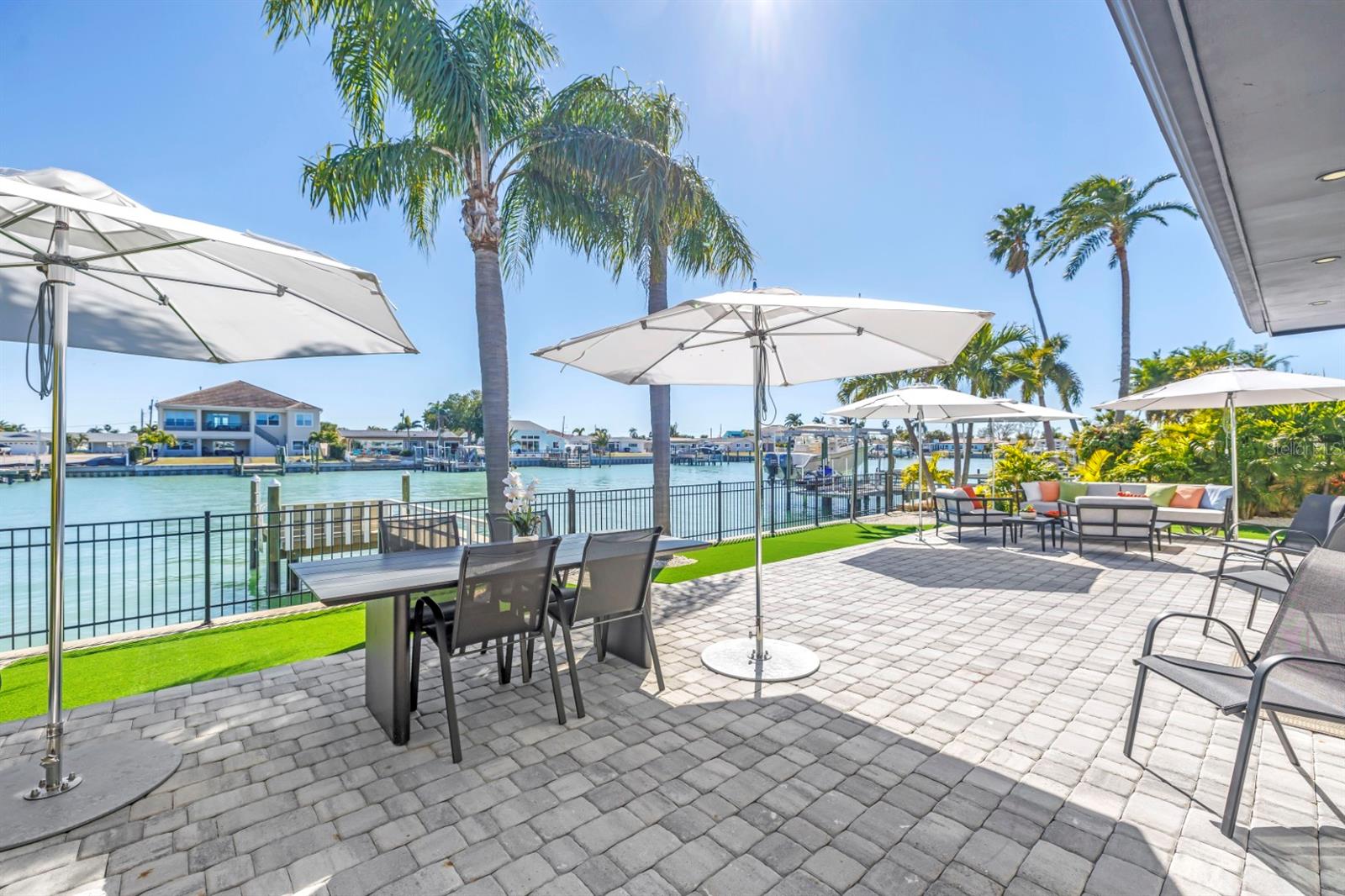 Listing photo id 51 for 795 Capri Boulevard