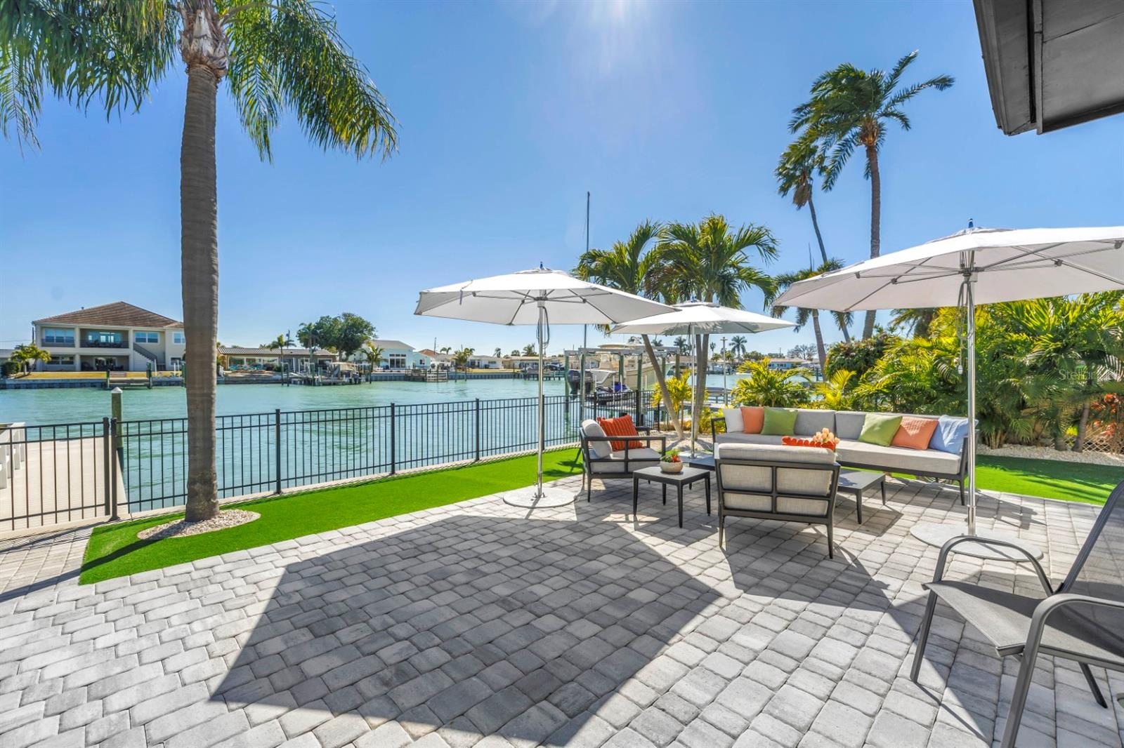 Listing photo id 56 for 795 Capri Boulevard