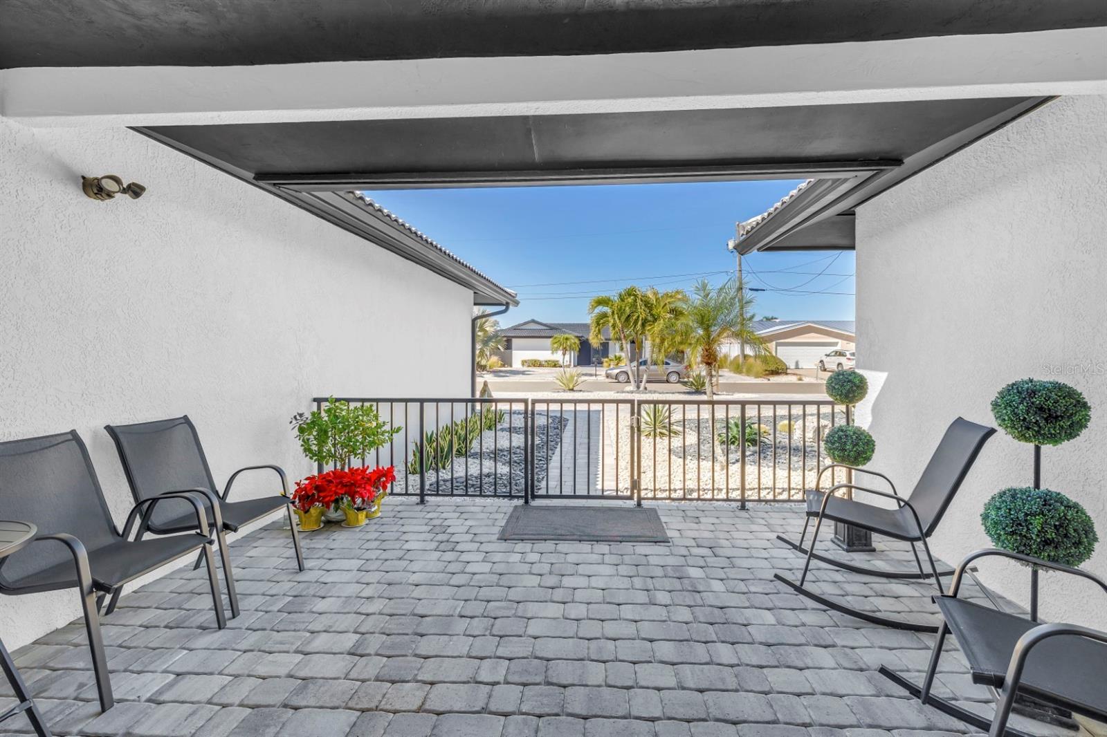 Listing photo id 4 for 795 Capri Boulevard