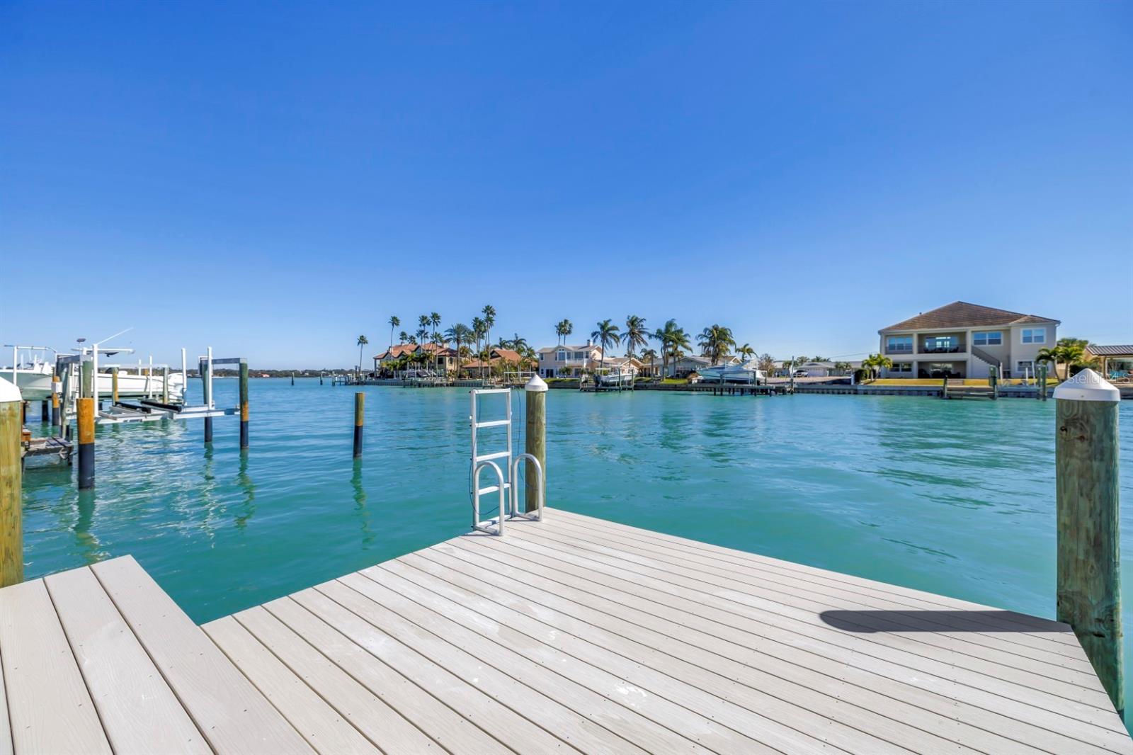 Listing photo id 64 for 795 Capri Boulevard