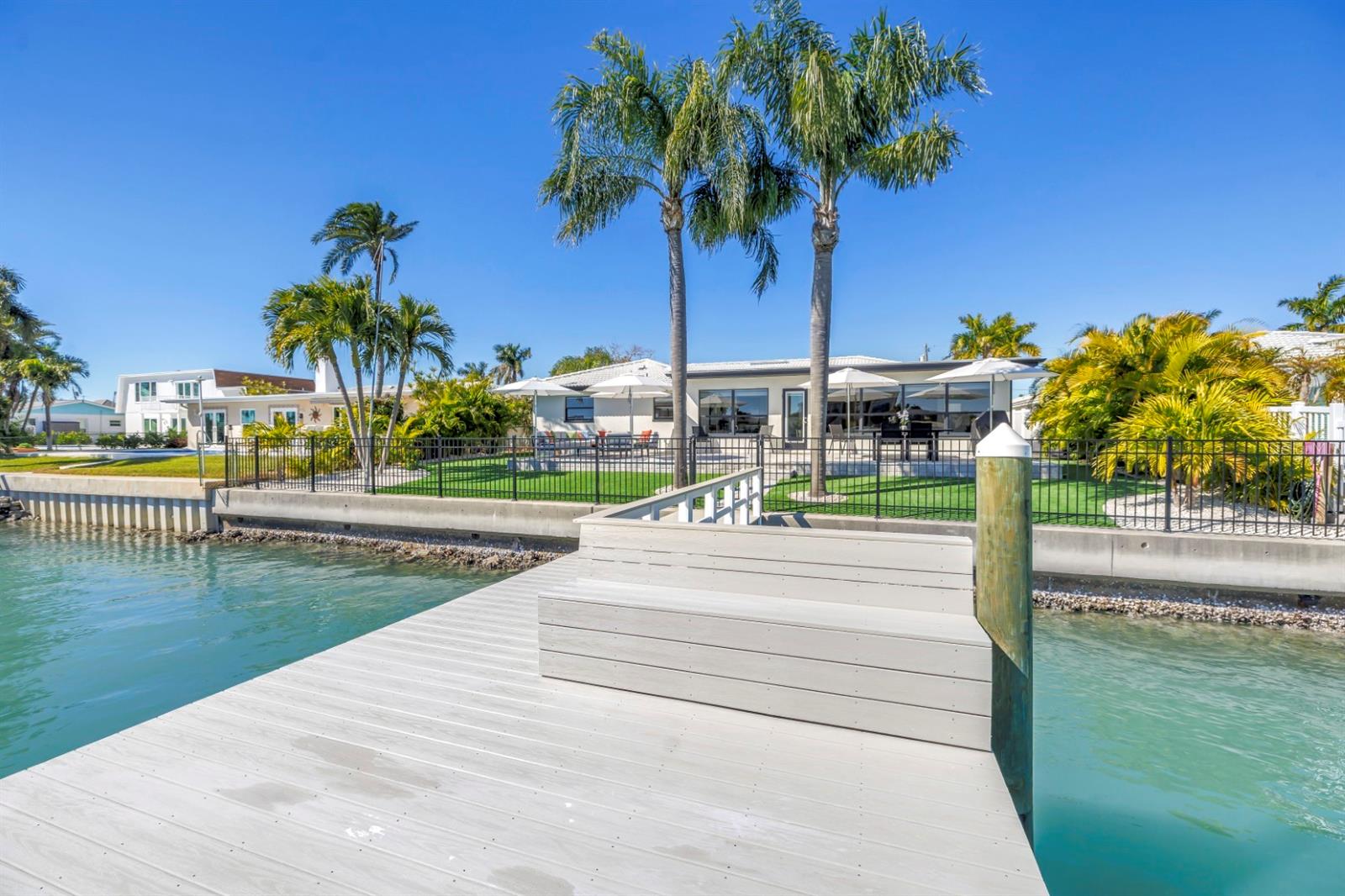 Listing photo id 65 for 795 Capri Boulevard