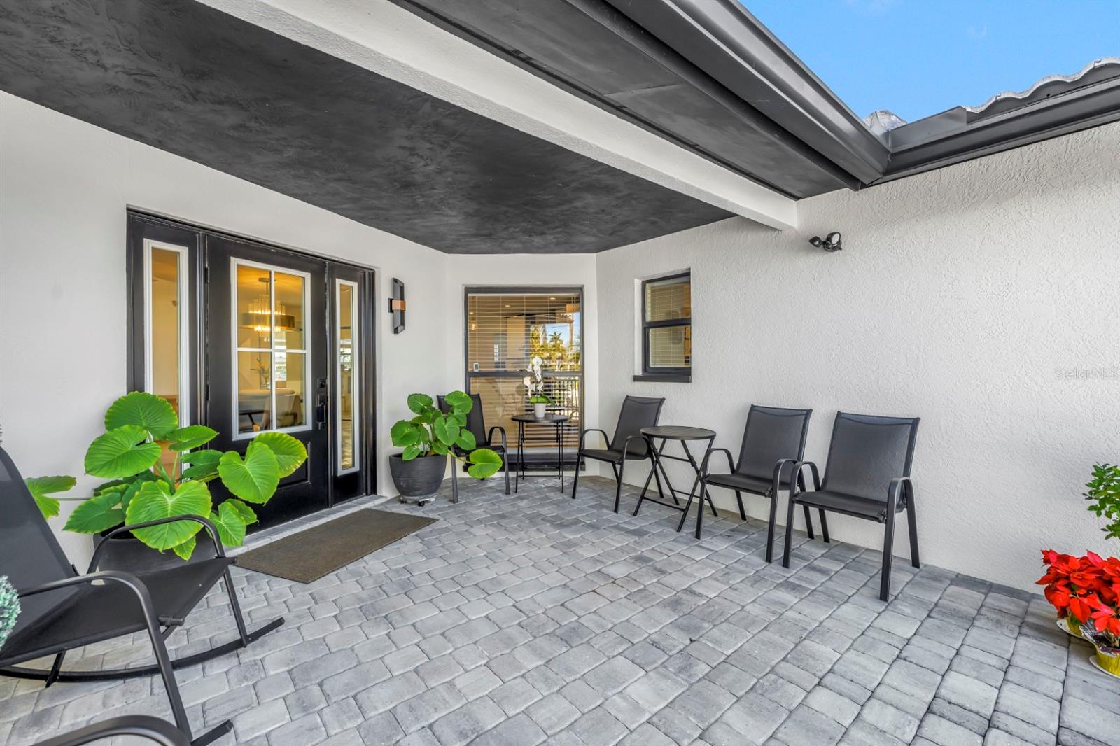 Listing photo id 5 for 795 Capri Boulevard