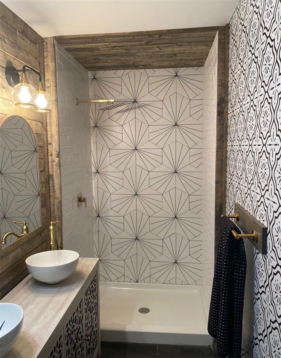 Image 17 of 25 For 924 Division Street