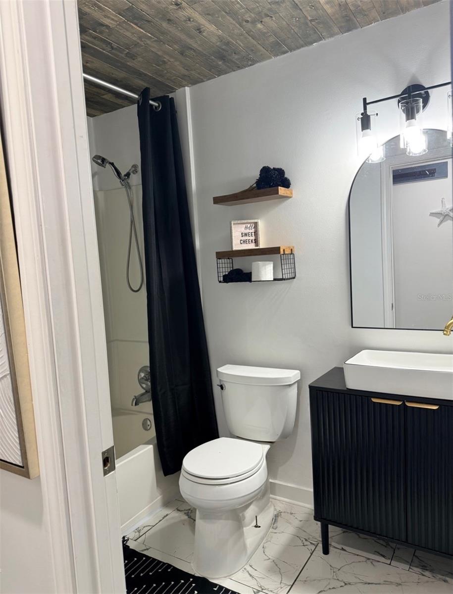 Image 24 of 25 For 924 Division Street