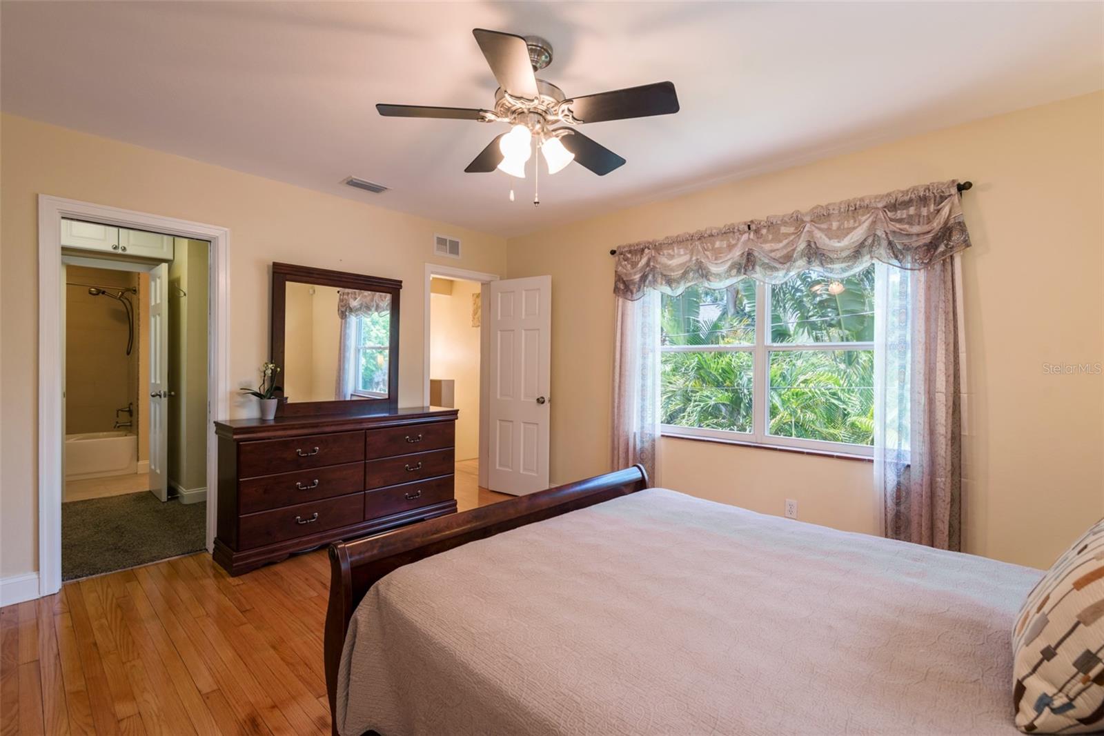 Image 15 of 39 For 135 17th Avenue N