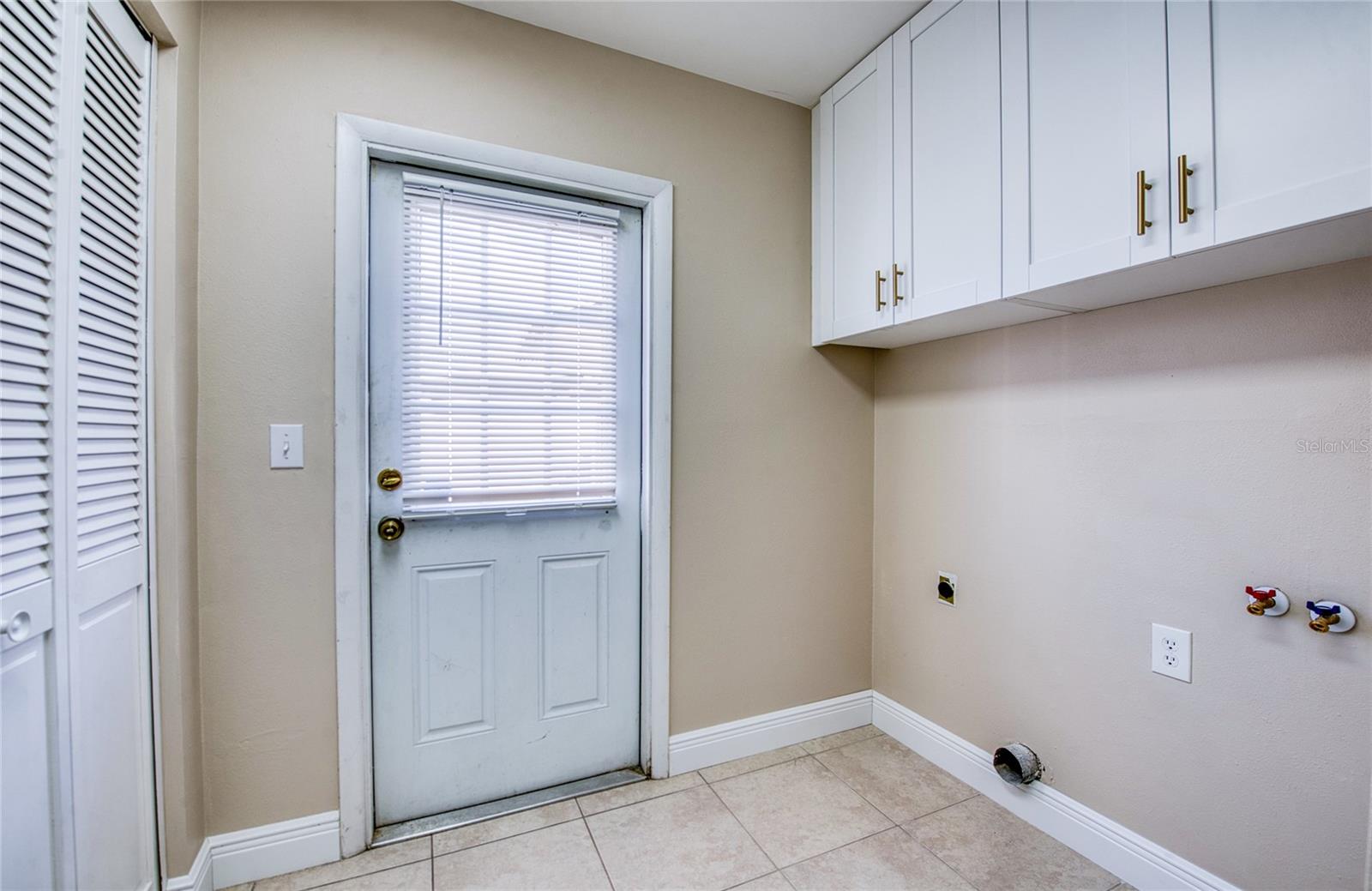 Listing photo id 17 for 4017 Braesgate Lane