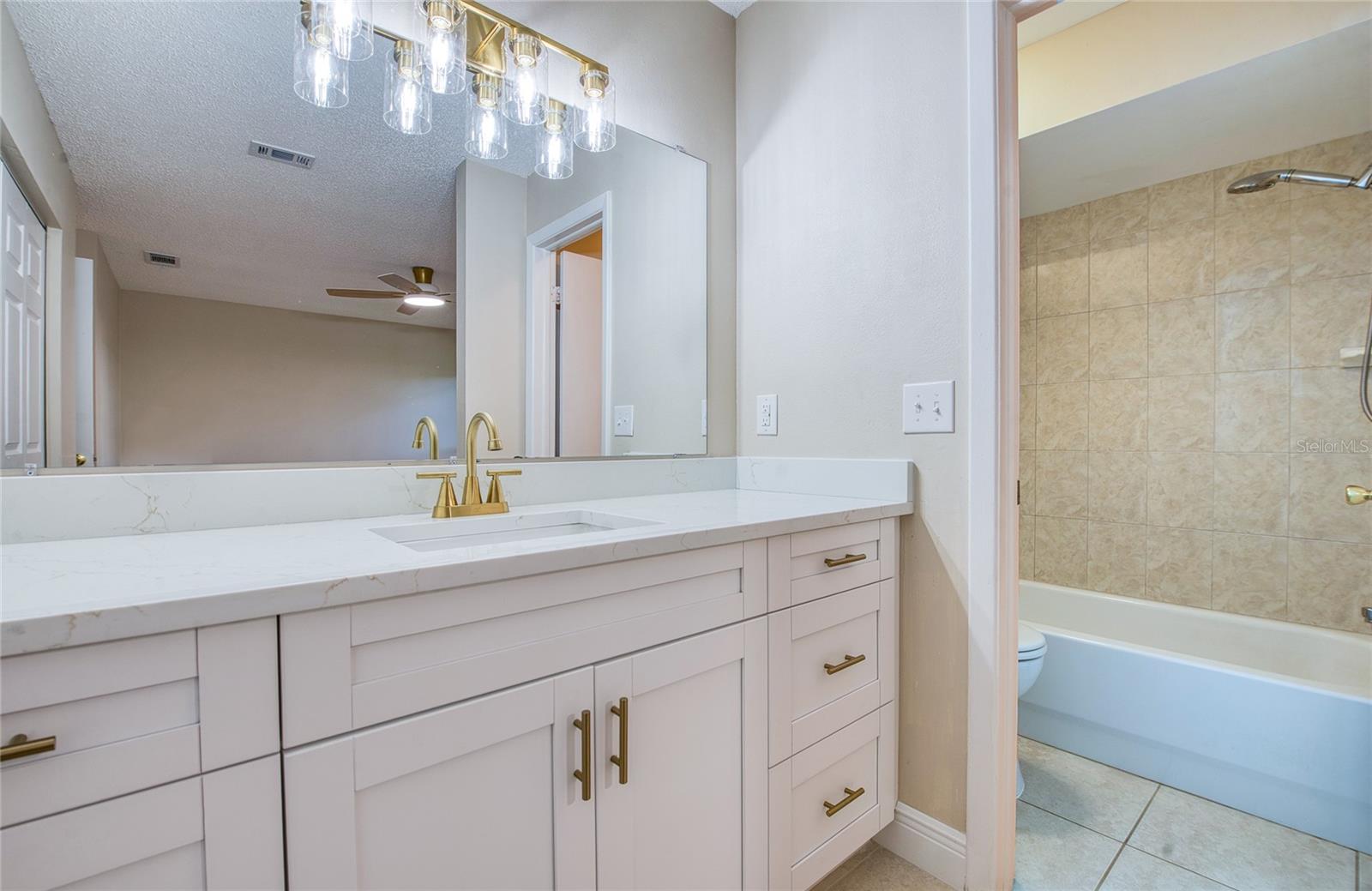 Listing photo id 40 for 4017 Braesgate Lane