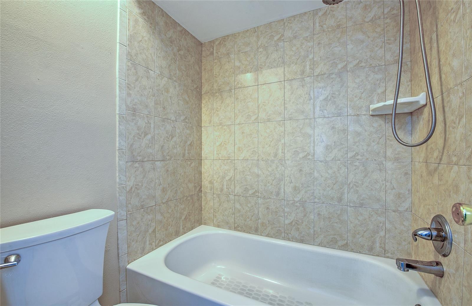 Listing photo id 41 for 4017 Braesgate Lane