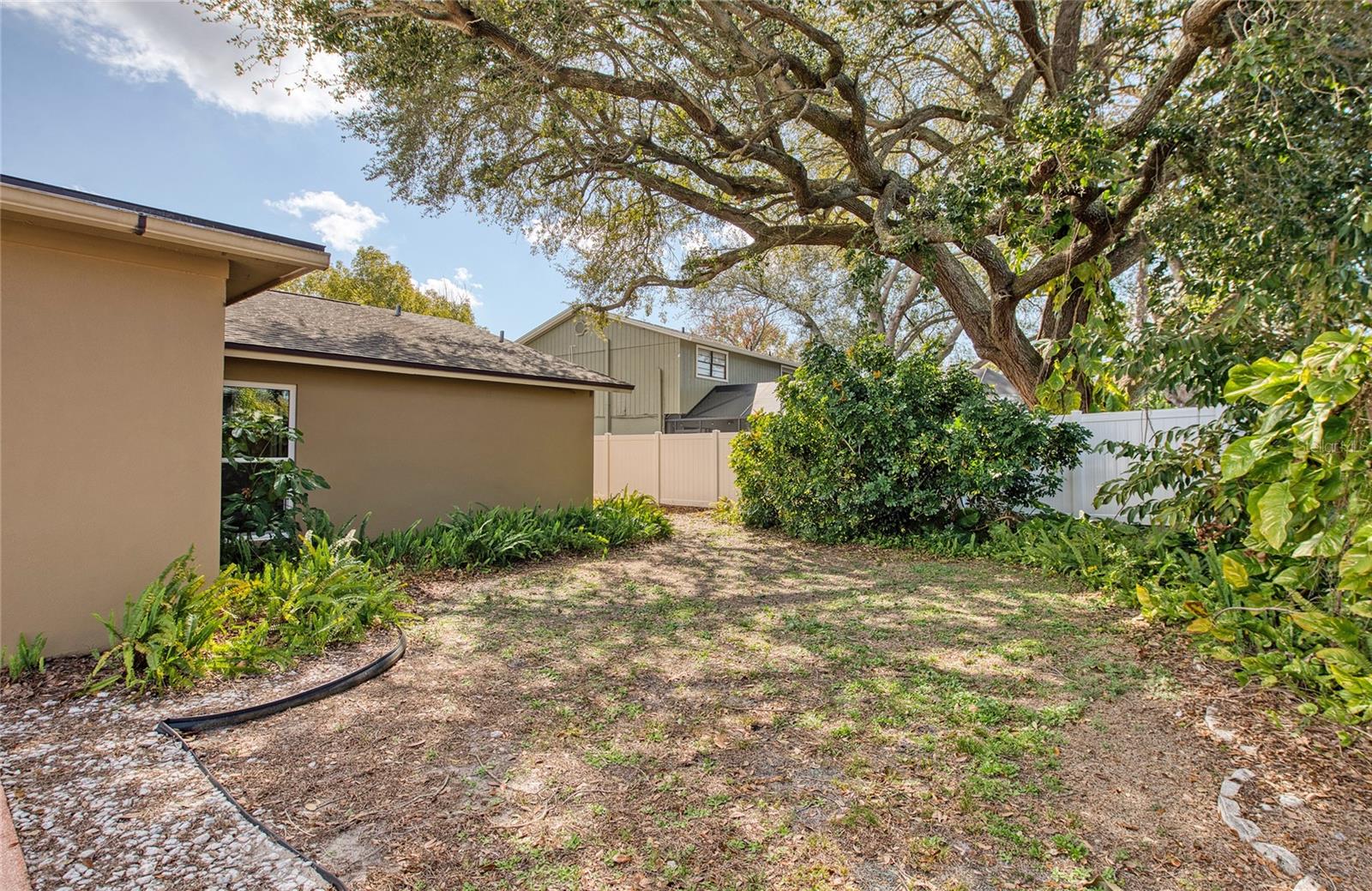 Listing photo id 43 for 4017 Braesgate Lane