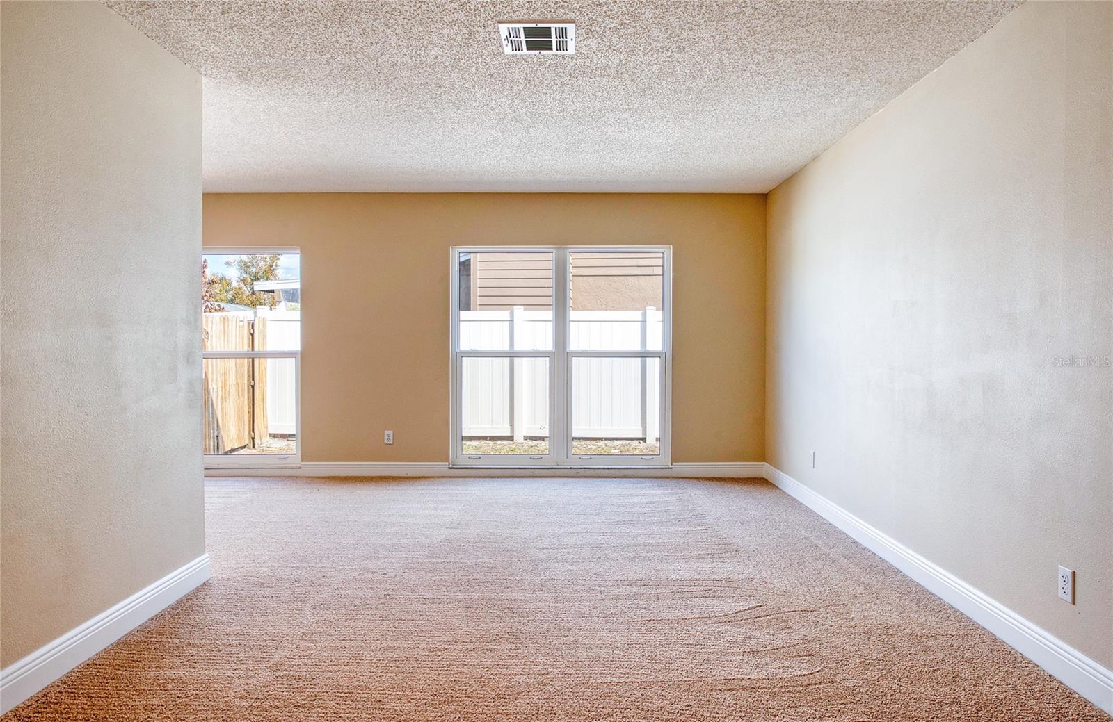 Listing photo id 4 for 4017 Braesgate Lane