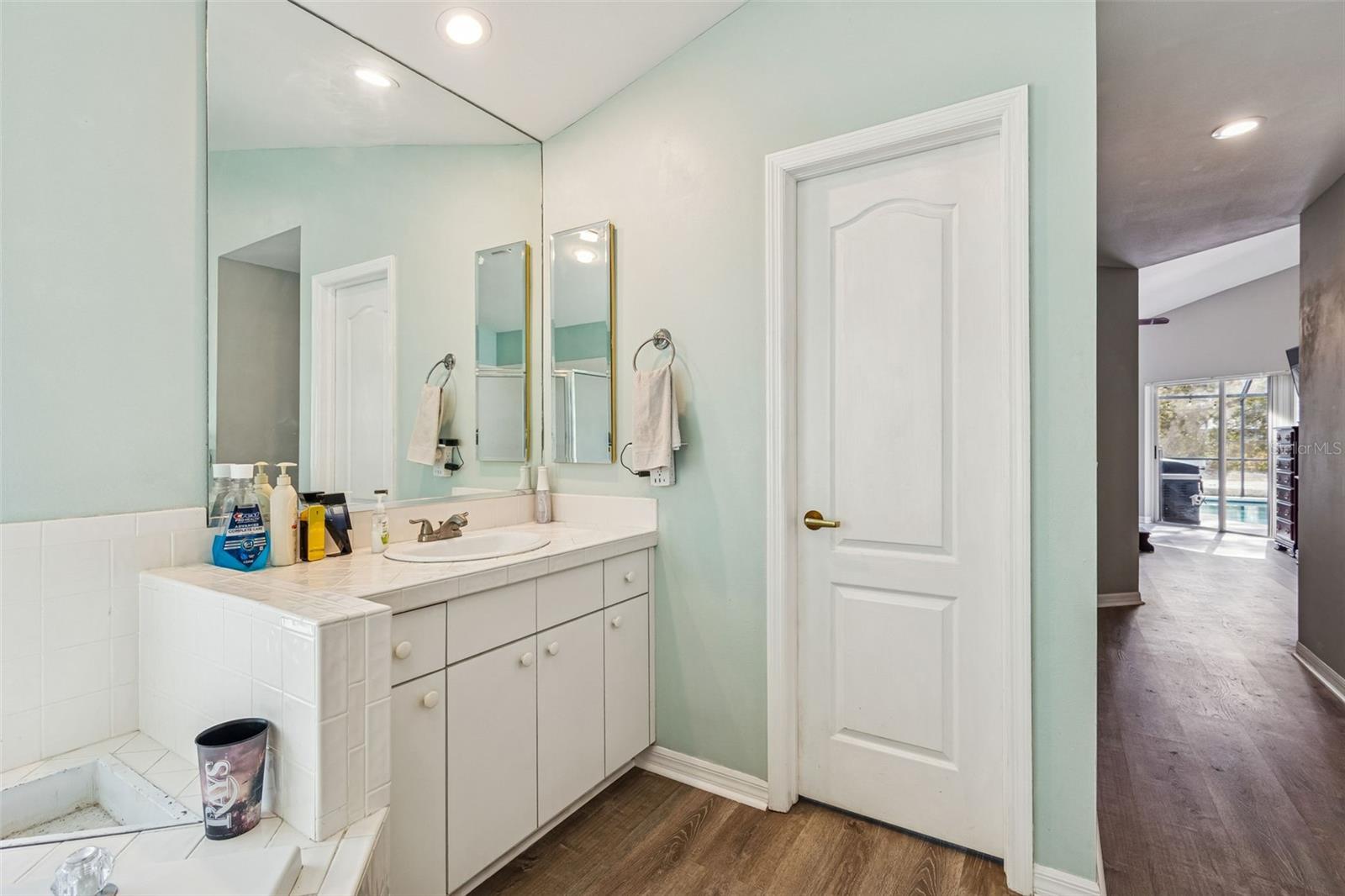 Listing photo id 31 for 16711 Longleat Drive