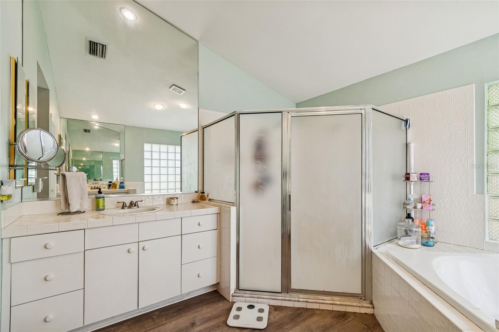 Listing photo id 33 for 16711 Longleat Drive