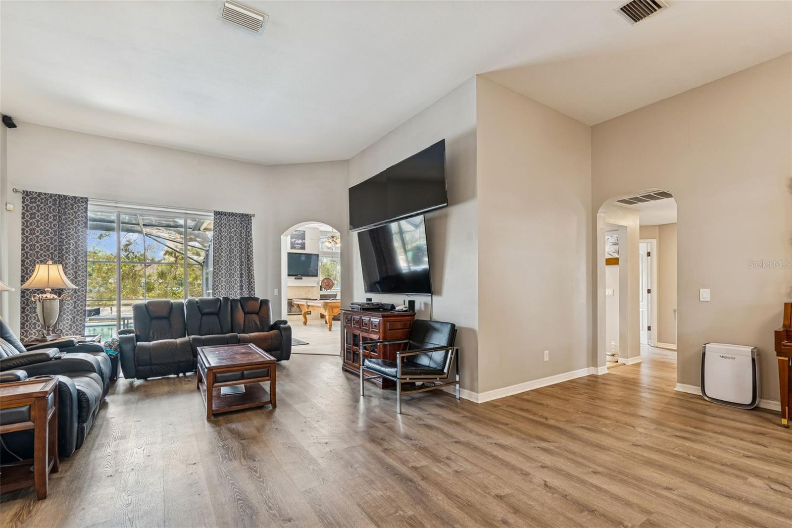 Listing photo id 6 for 16711 Longleat Drive