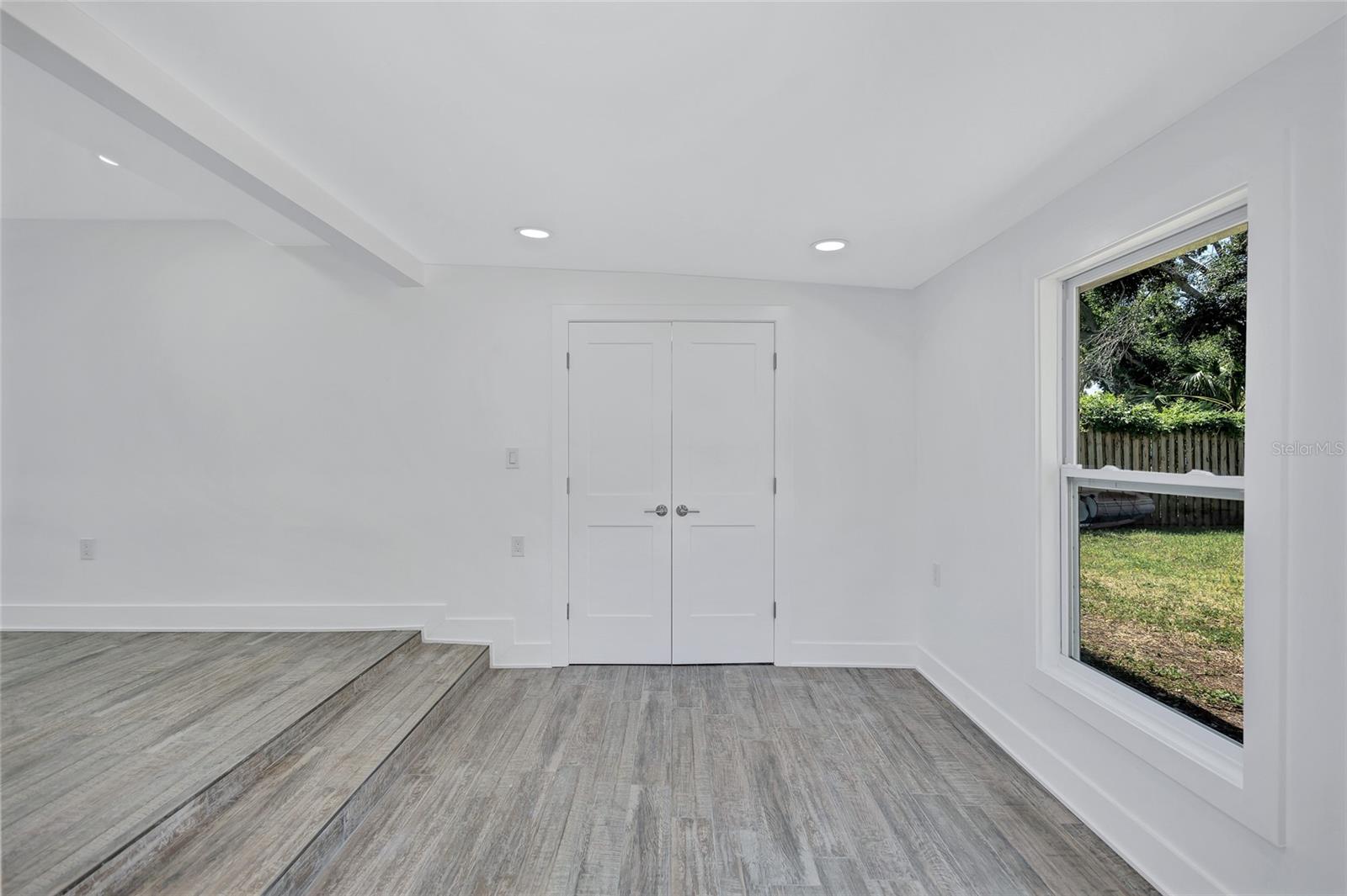 Image 19 of 41 For 4321 Sunrise Drive S