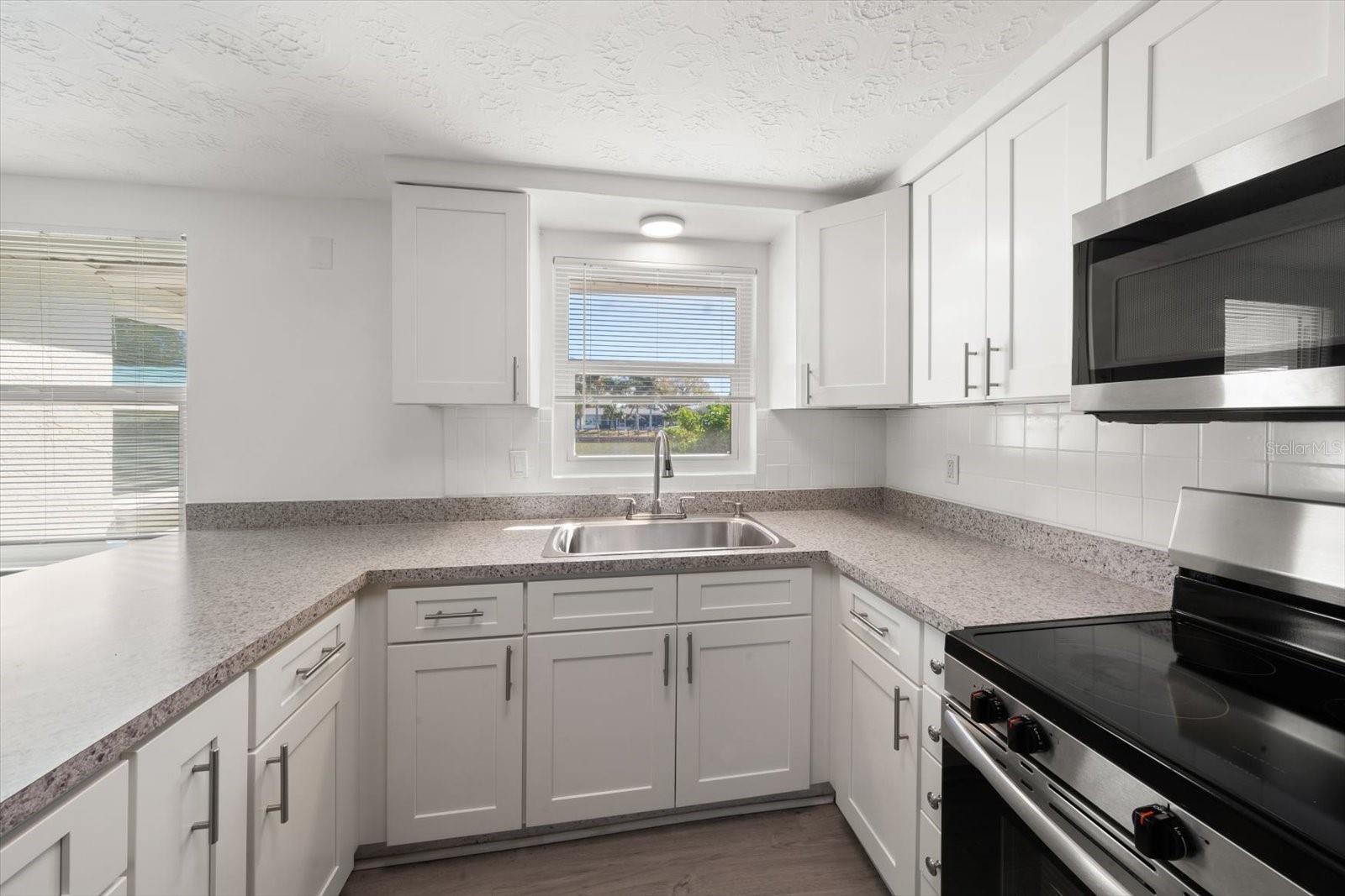 Listing photo id 8 for 4120 Sunray Drive