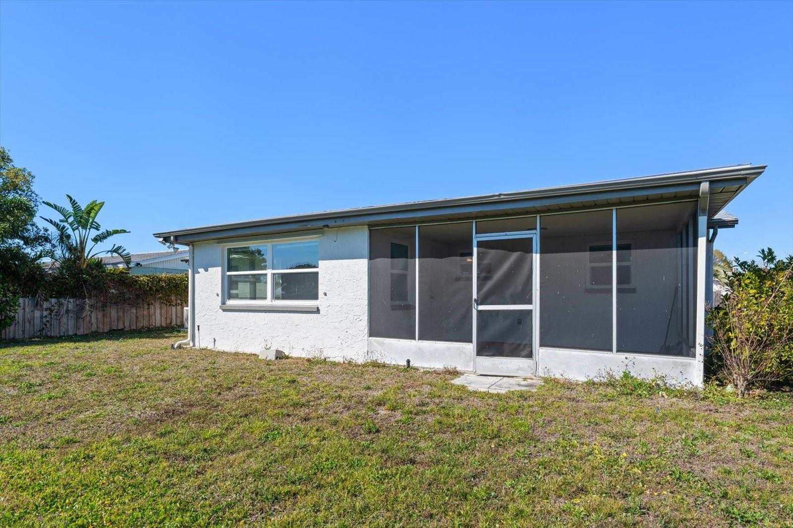 Listing photo id 12 for 4120 Sunray Drive