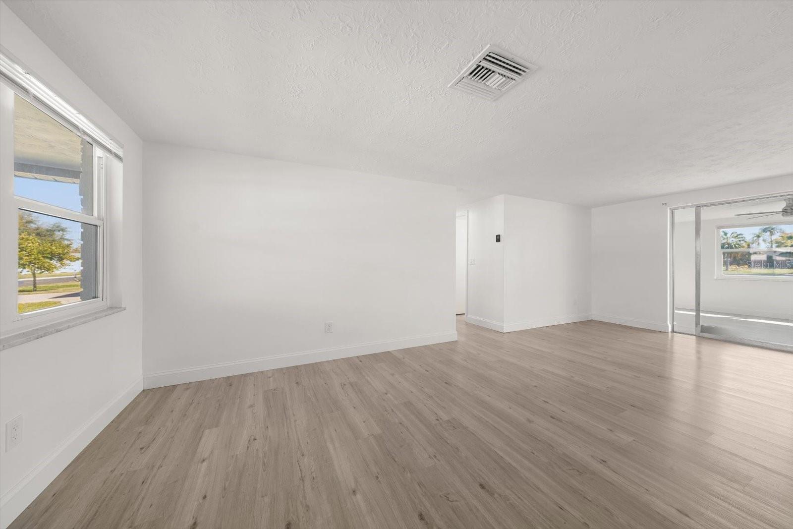 Listing photo id 14 for 4120 Sunray Drive