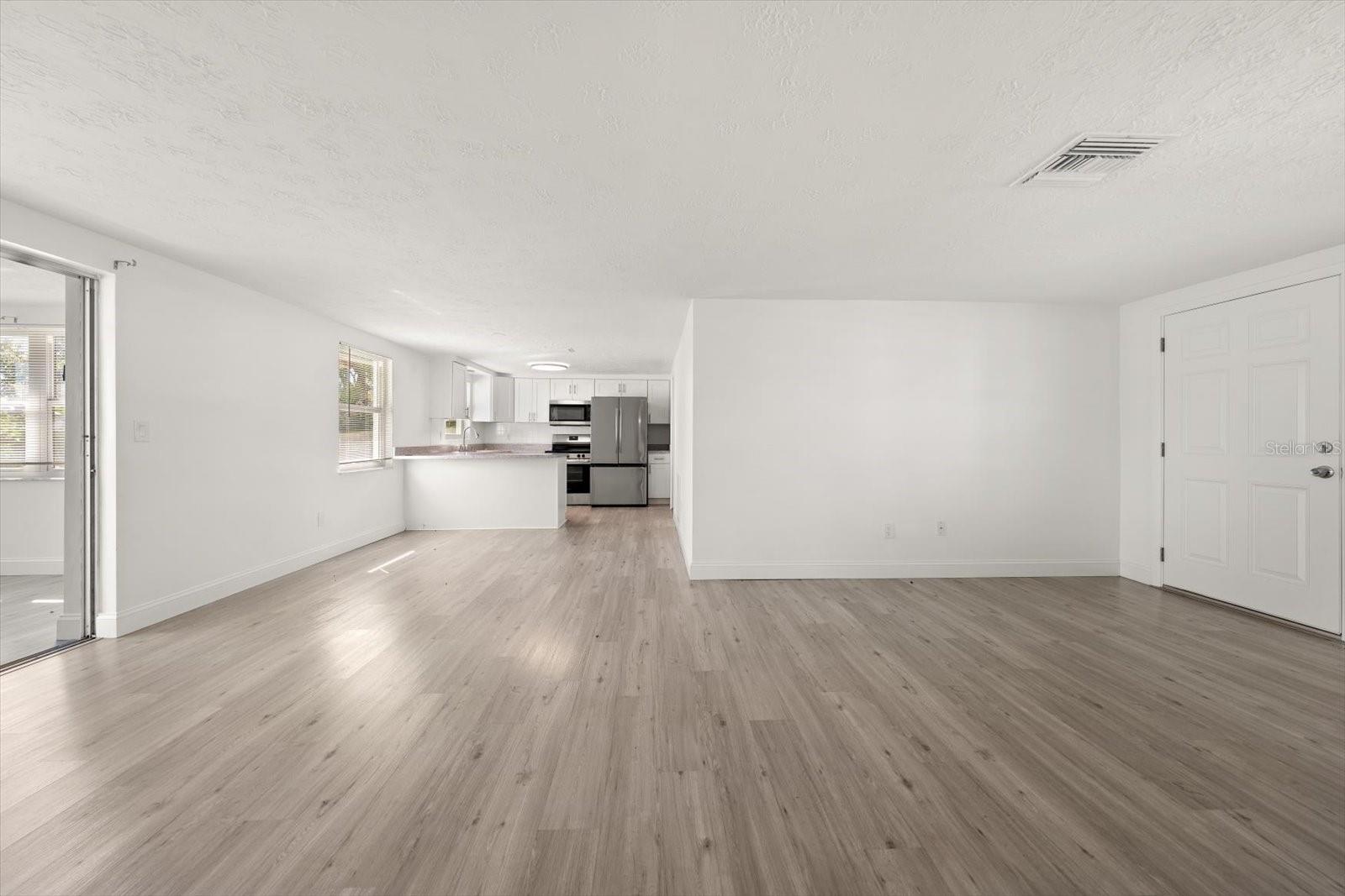 Listing photo id 15 for 4120 Sunray Drive