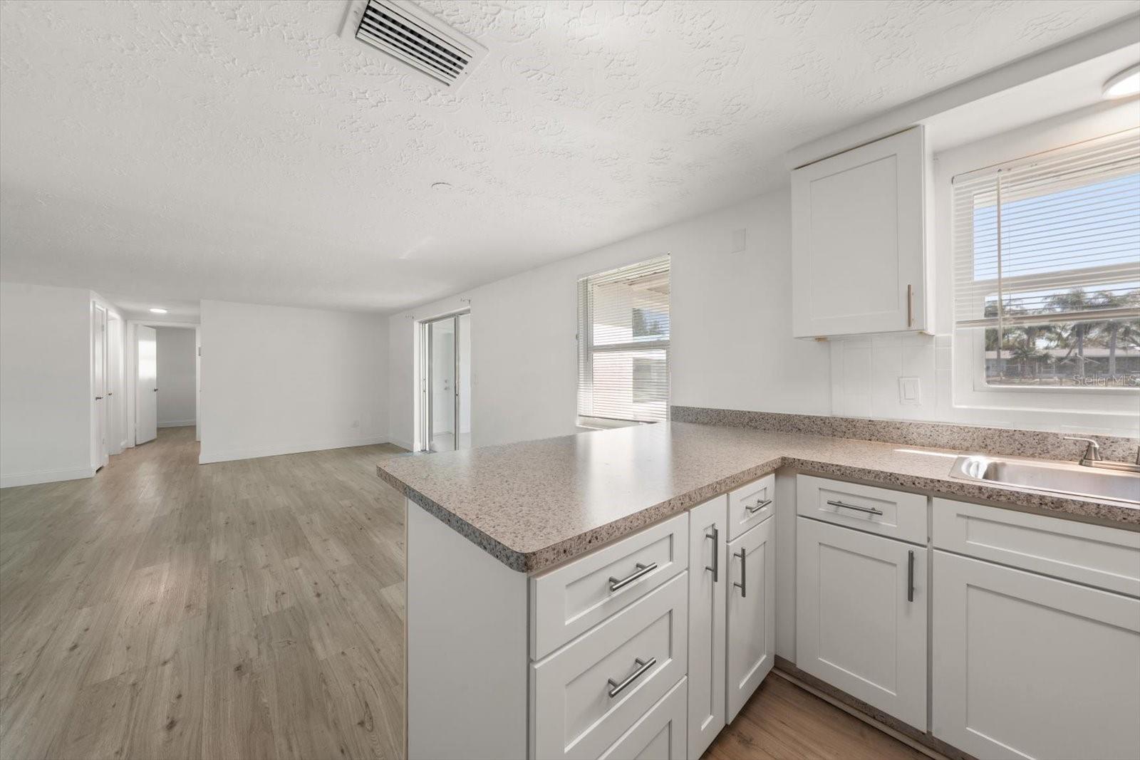 Listing photo id 18 for 4120 Sunray Drive