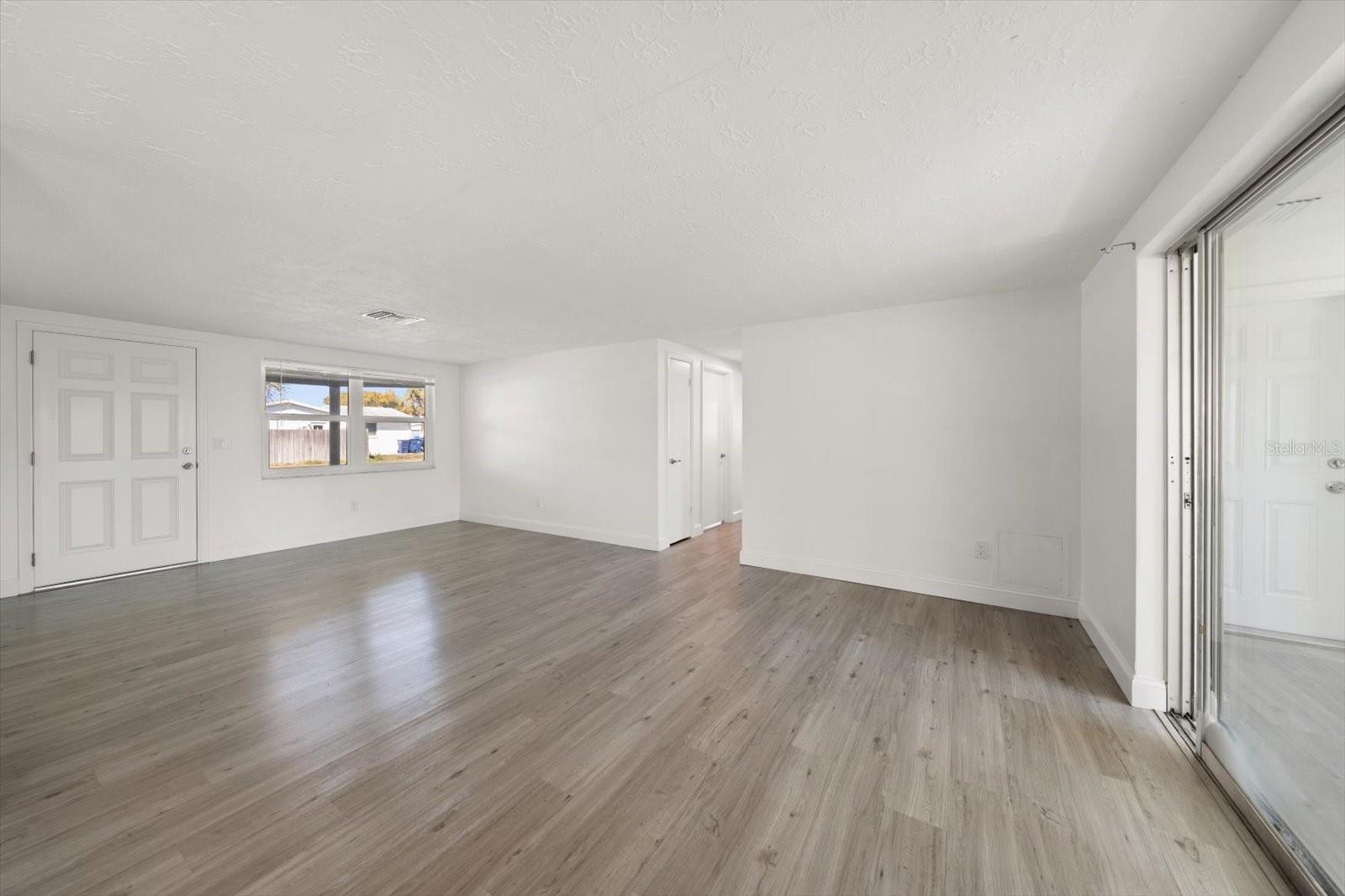 Listing photo id 19 for 4120 Sunray Drive