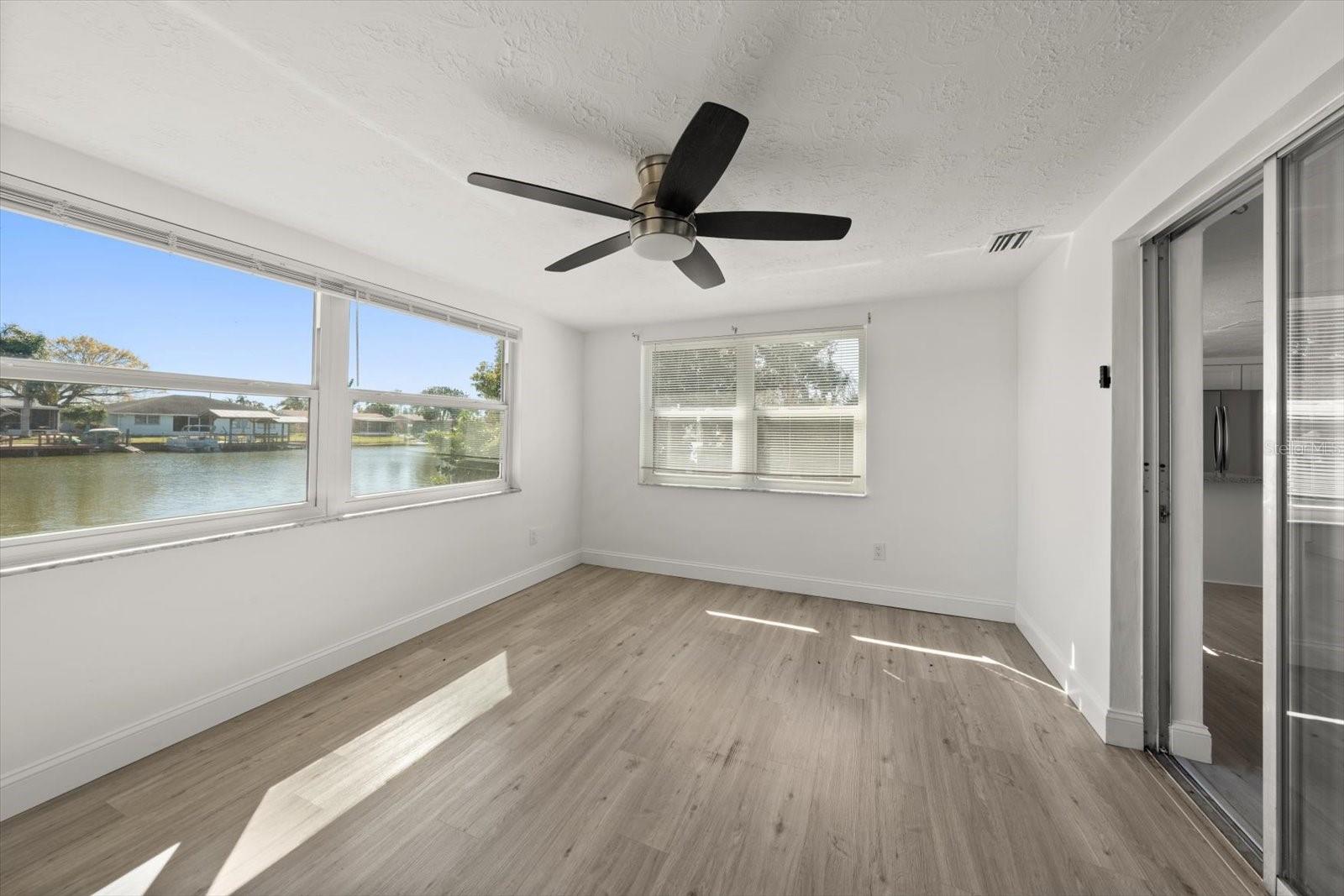 Listing photo id 21 for 4120 Sunray Drive