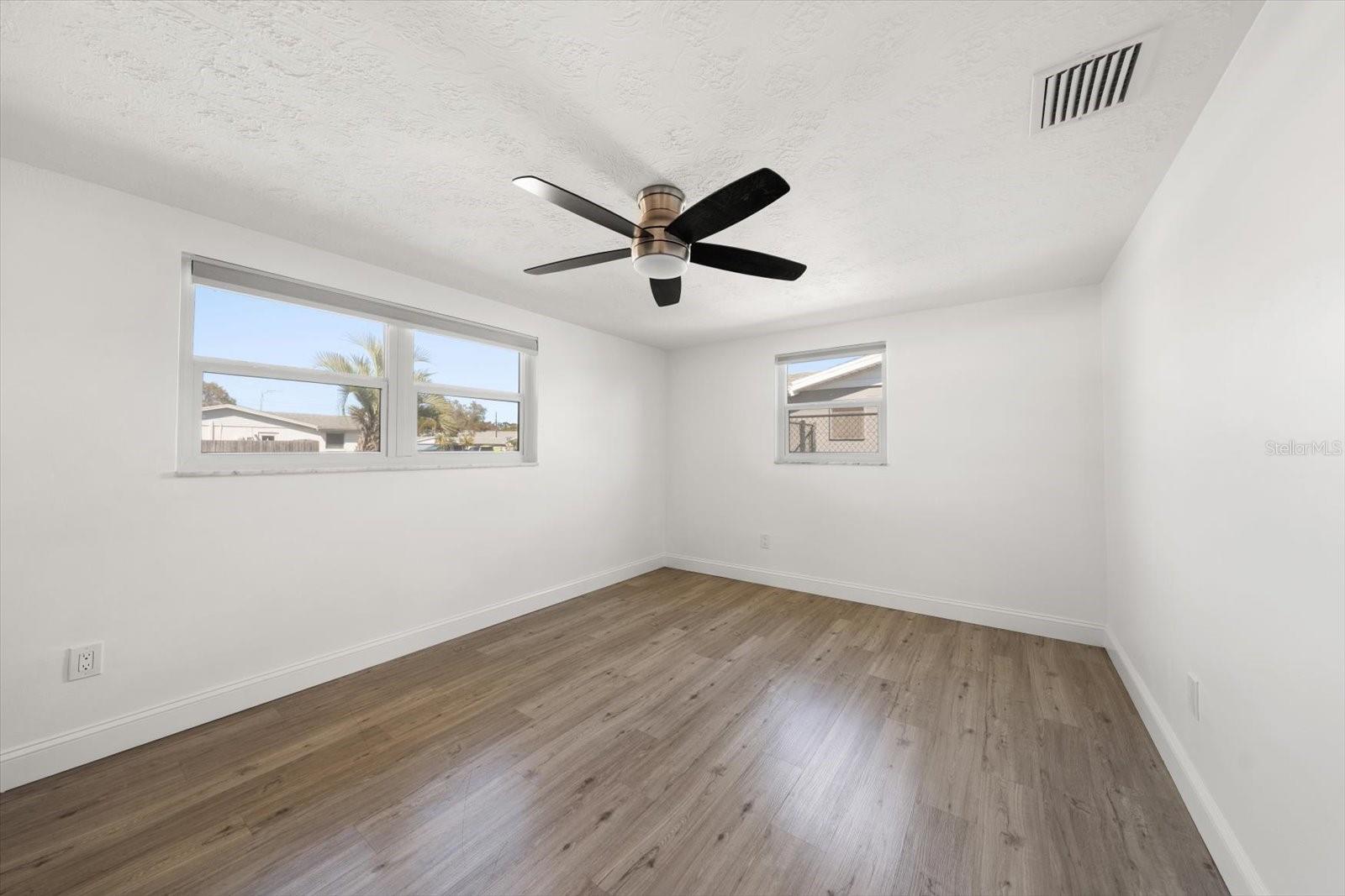 Listing photo id 27 for 4120 Sunray Drive