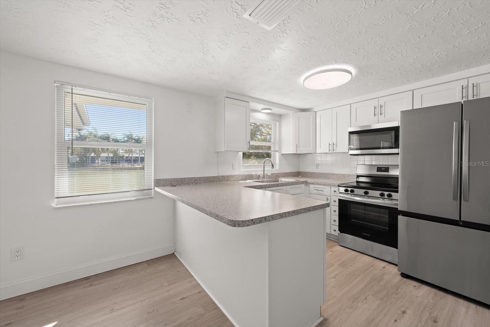 Listing photo id 6 for 4120 Sunray Drive