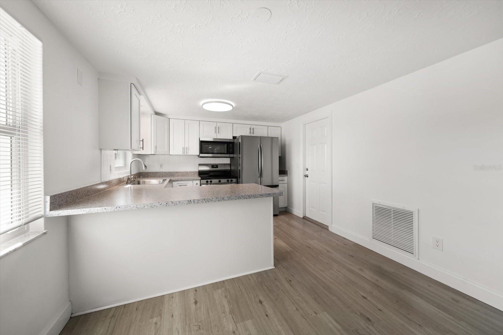 Listing photo id 7 for 4120 Sunray Drive