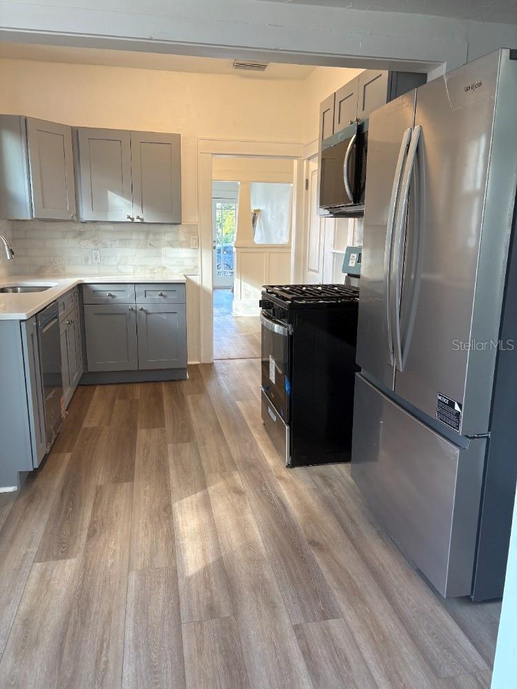 Image 12 of 28 For 911 Hart Street