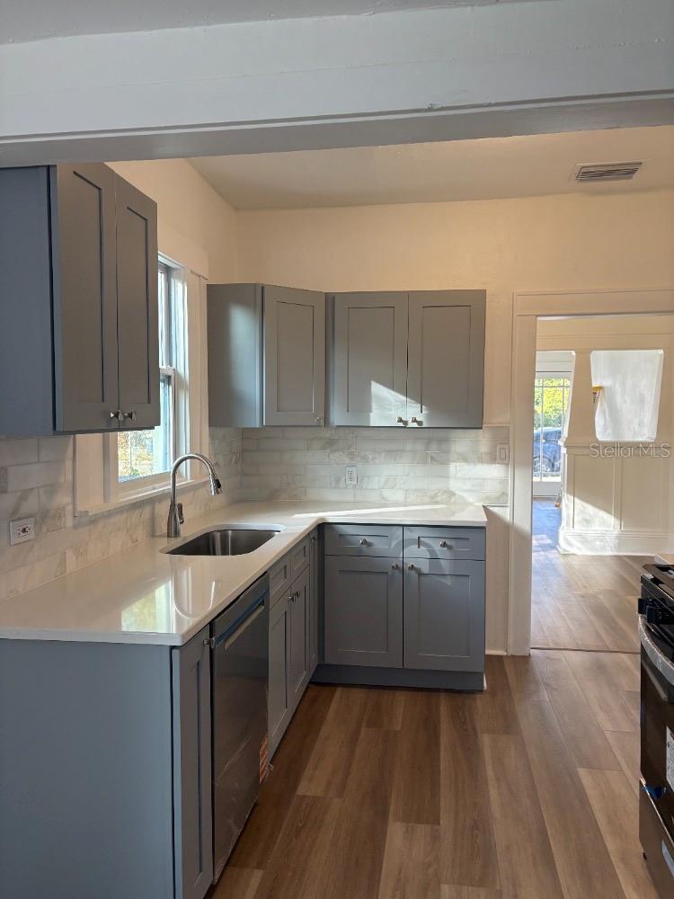 Image 14 of 28 For 911 Hart Street